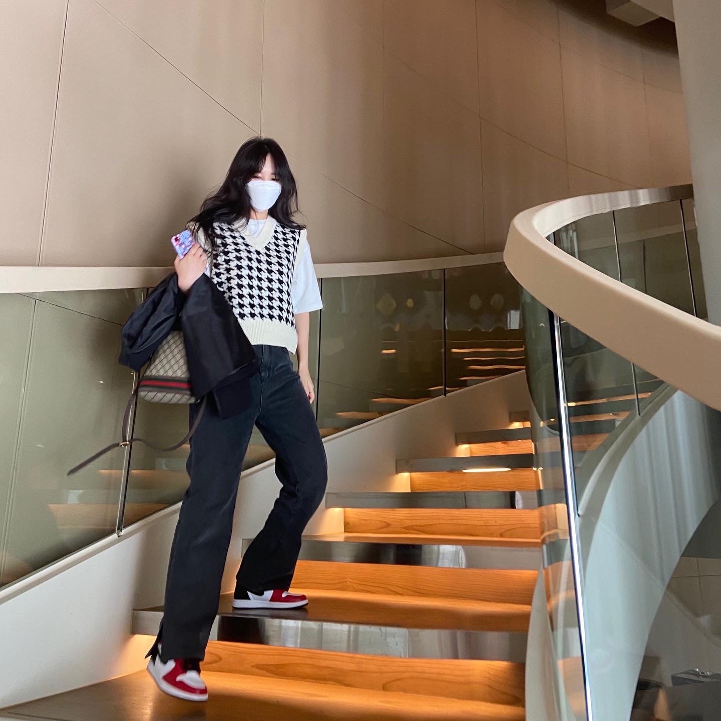 (W) Jordan 1 Retro High Satin Red, Gucci Ophidia GG Small Bucket Bag Brown 착용 스타일