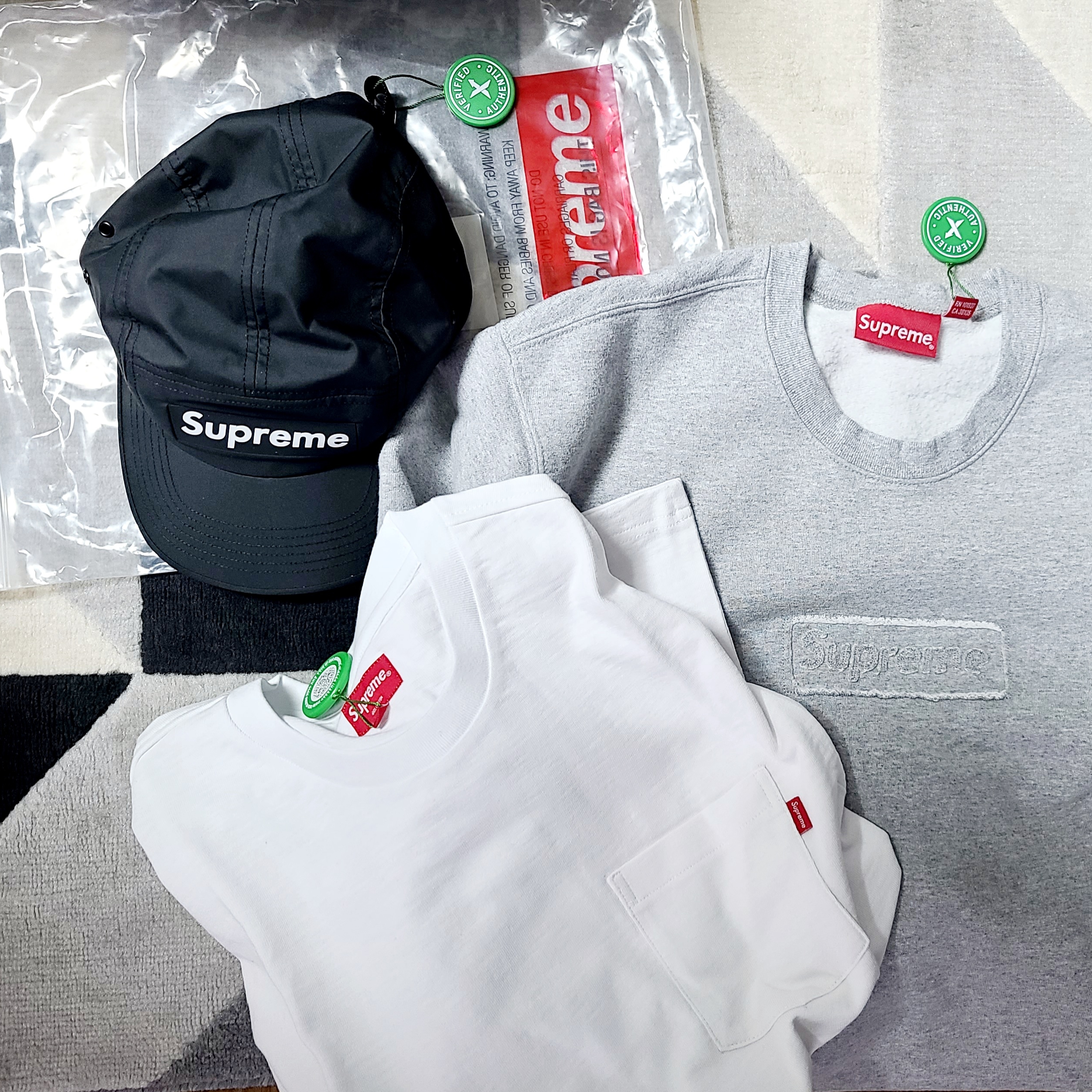 Supreme Cutout Logo Crewneck Heather Grey - 20SS, Supreme Inset Logo Camp Cap Black - 20FW 착용 스타일