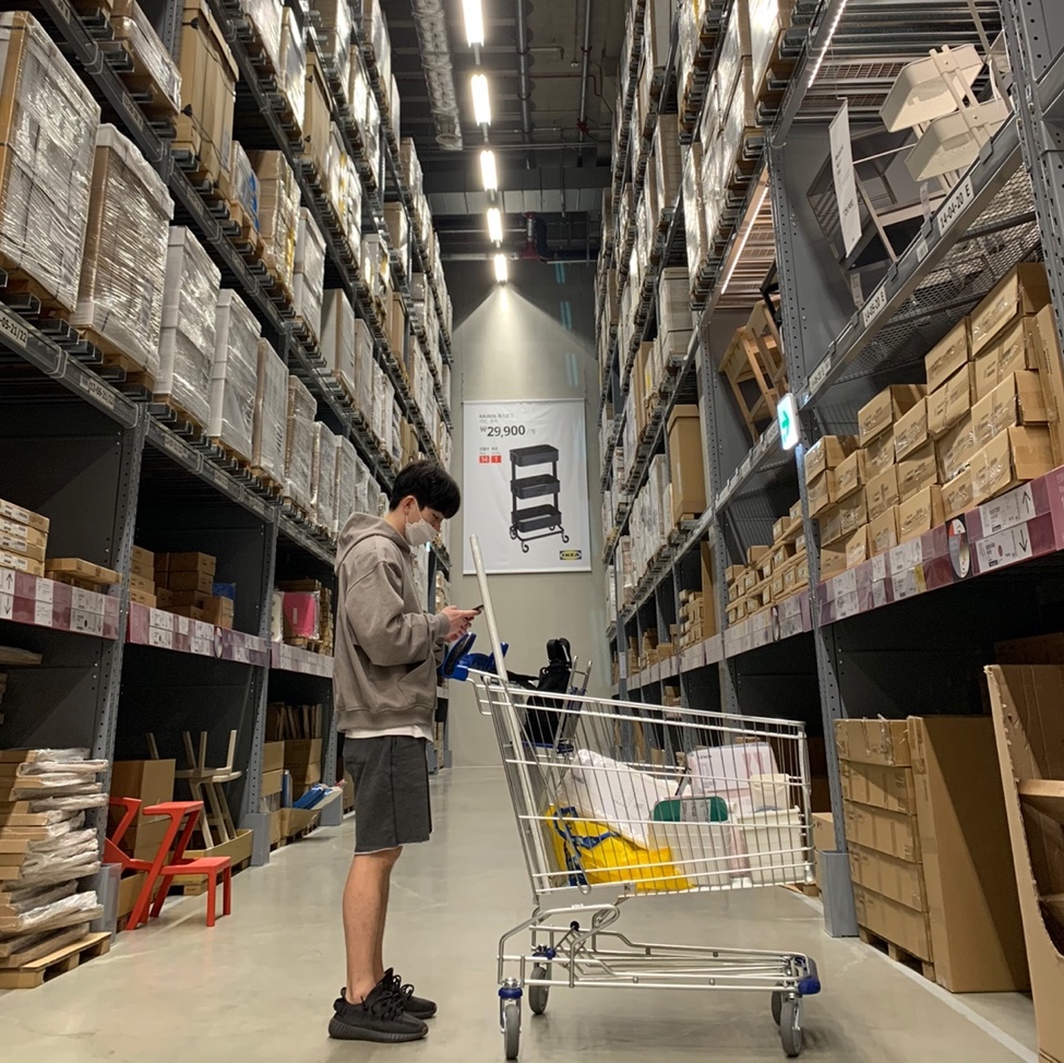 Adidas Yeezy Boost 350 V2 Cinder 착용 스타일