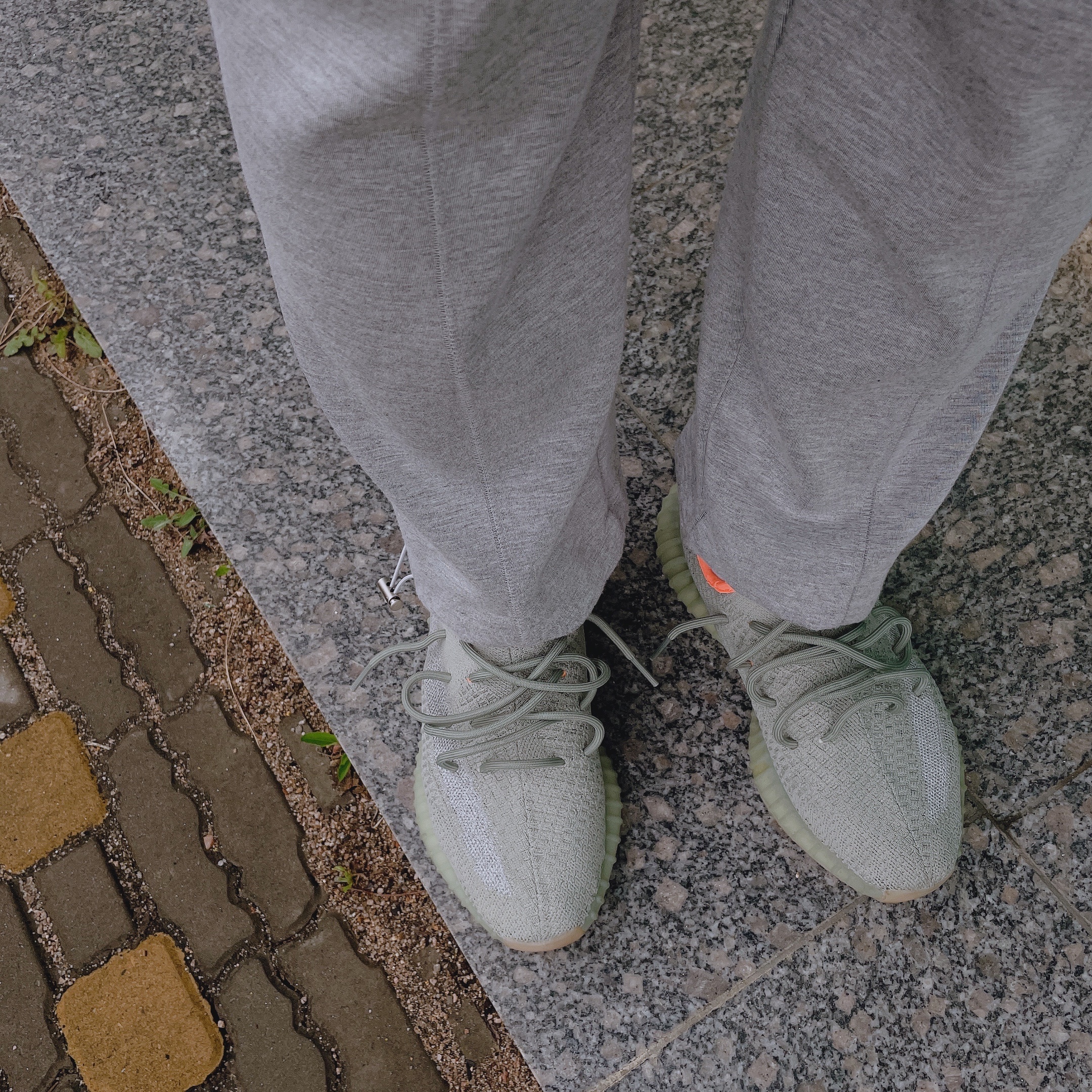 Adidas Yeezy Boost 350 V2 Desert Sage 착용 스타일 - 3