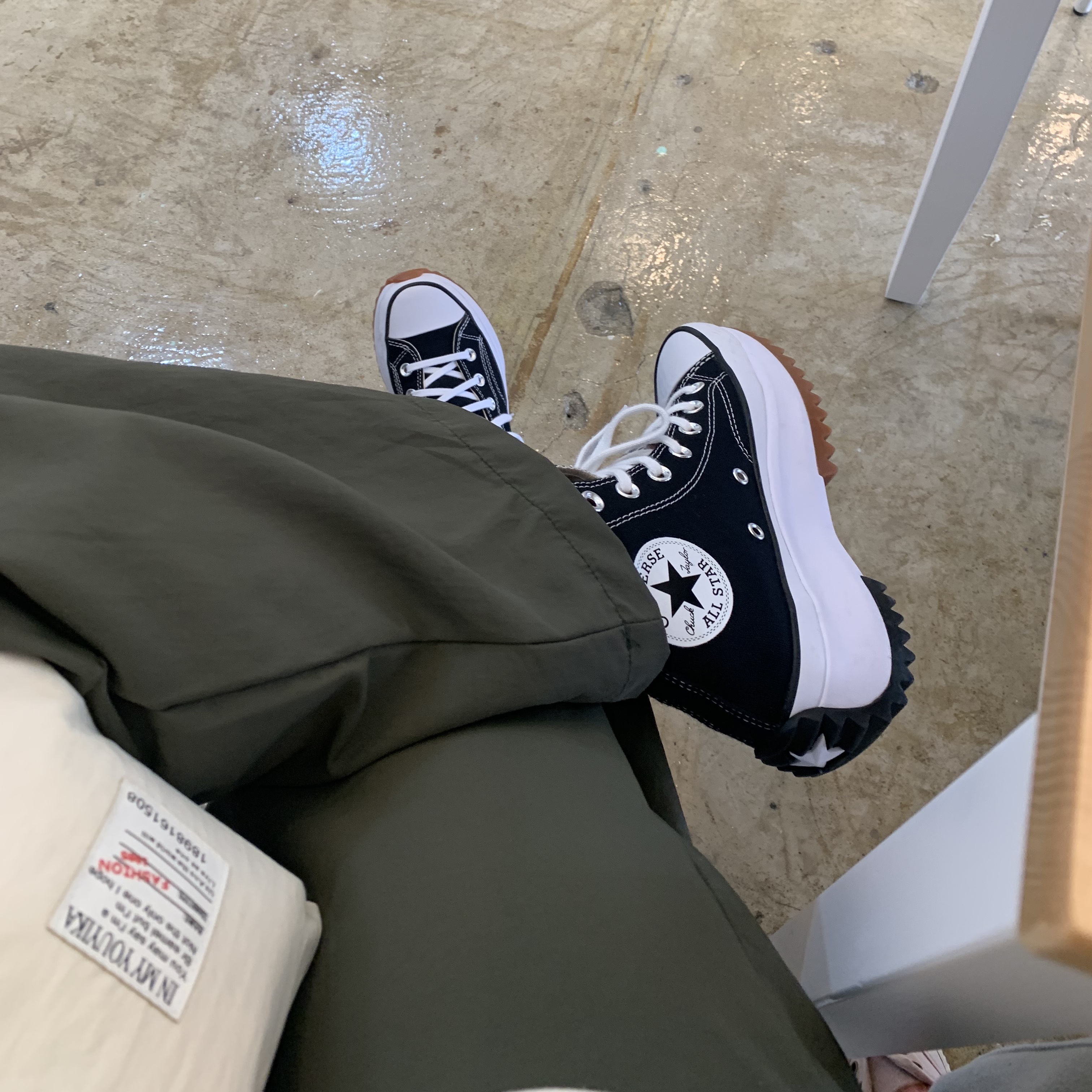 Converse Run Star Hike Hi Black White Gum 착용 스타일 - 2