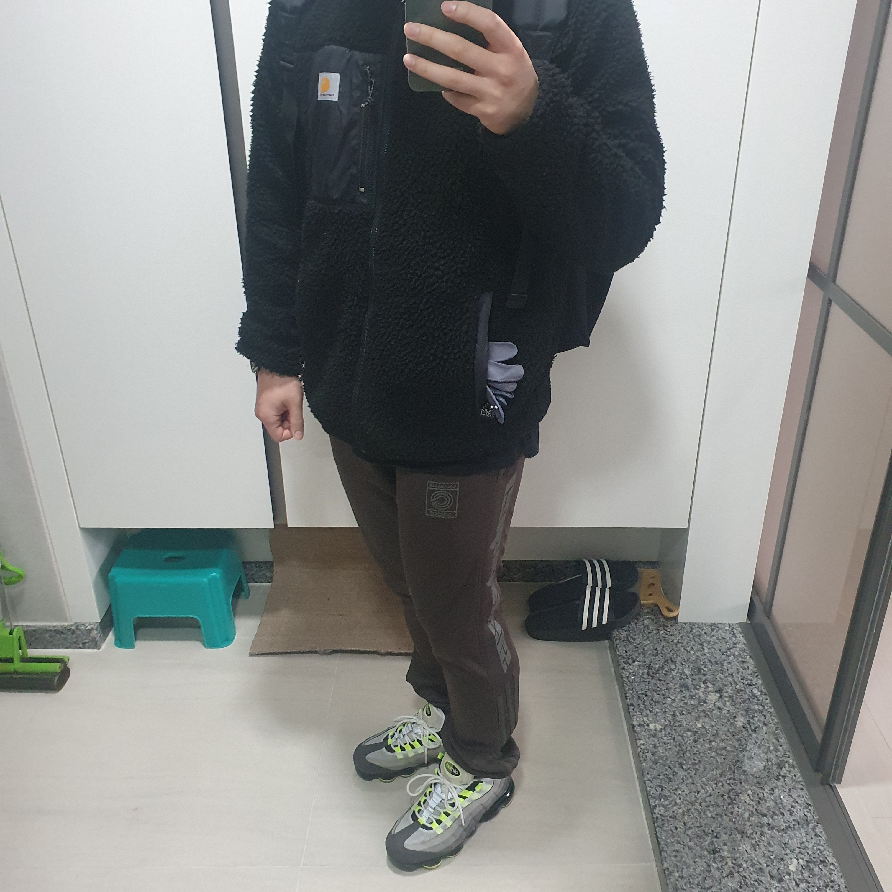Nike Air VaporMax 95 Neon, Adidas Yeezy Calabasas Track Pants Core Mink 착용 스타일
