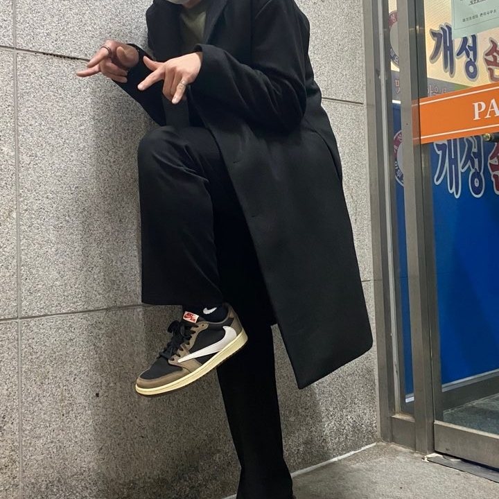 Jordan 1 x Travis Scott Retro Low OG SP Mocha 착용 스타일 - 1