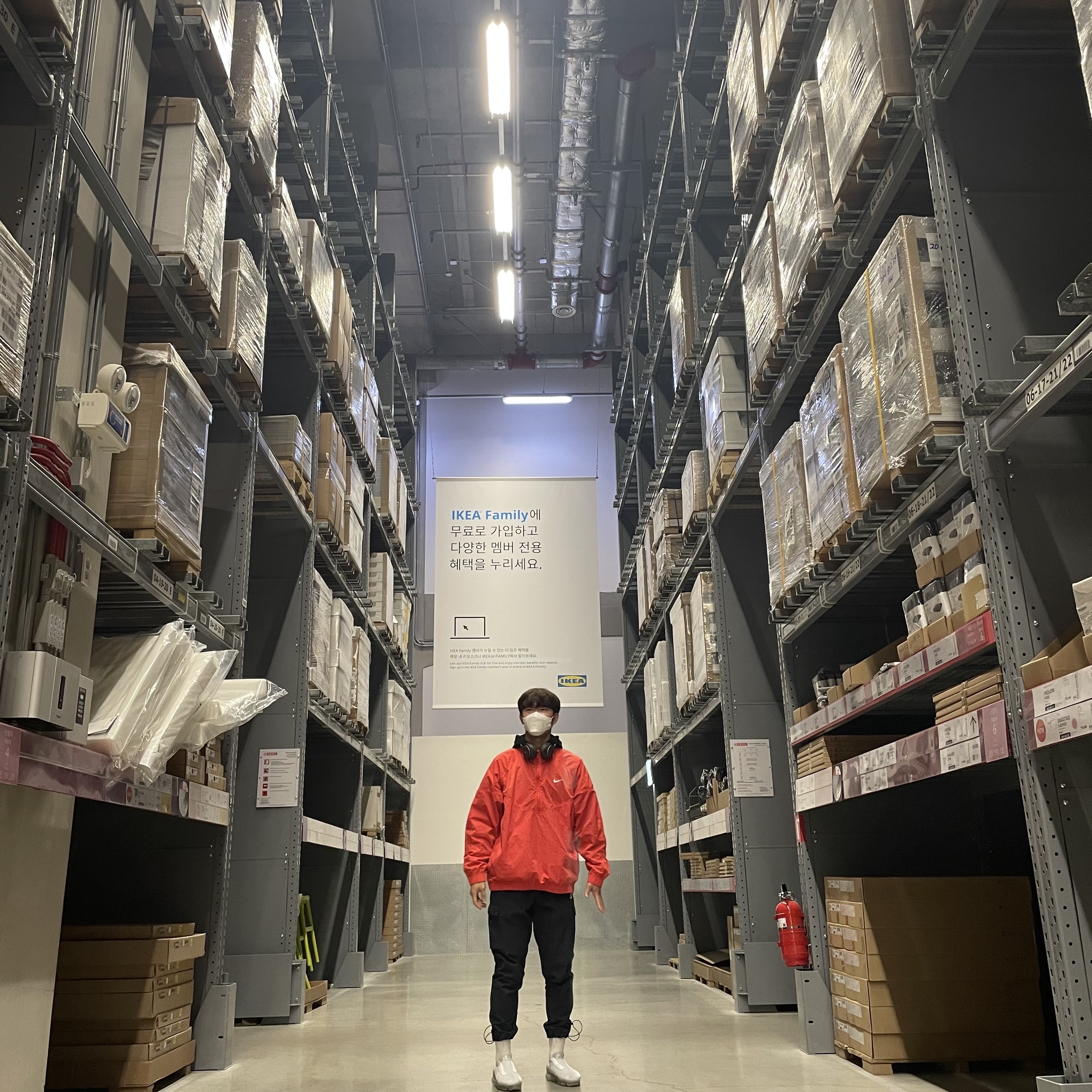Nike x Stussy Windrunner Jacket Habanero Red, Nike Air VaporMax SE Laceless Pure Platinum 착용 스타일