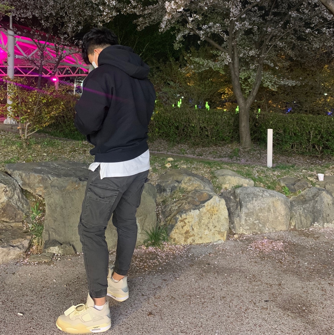 (W) Jordan 4 x Off-White Retro SP Sail, Nike NRG Solo Swoosh Fleece Hoodie Black White - Asia 착용 스타일