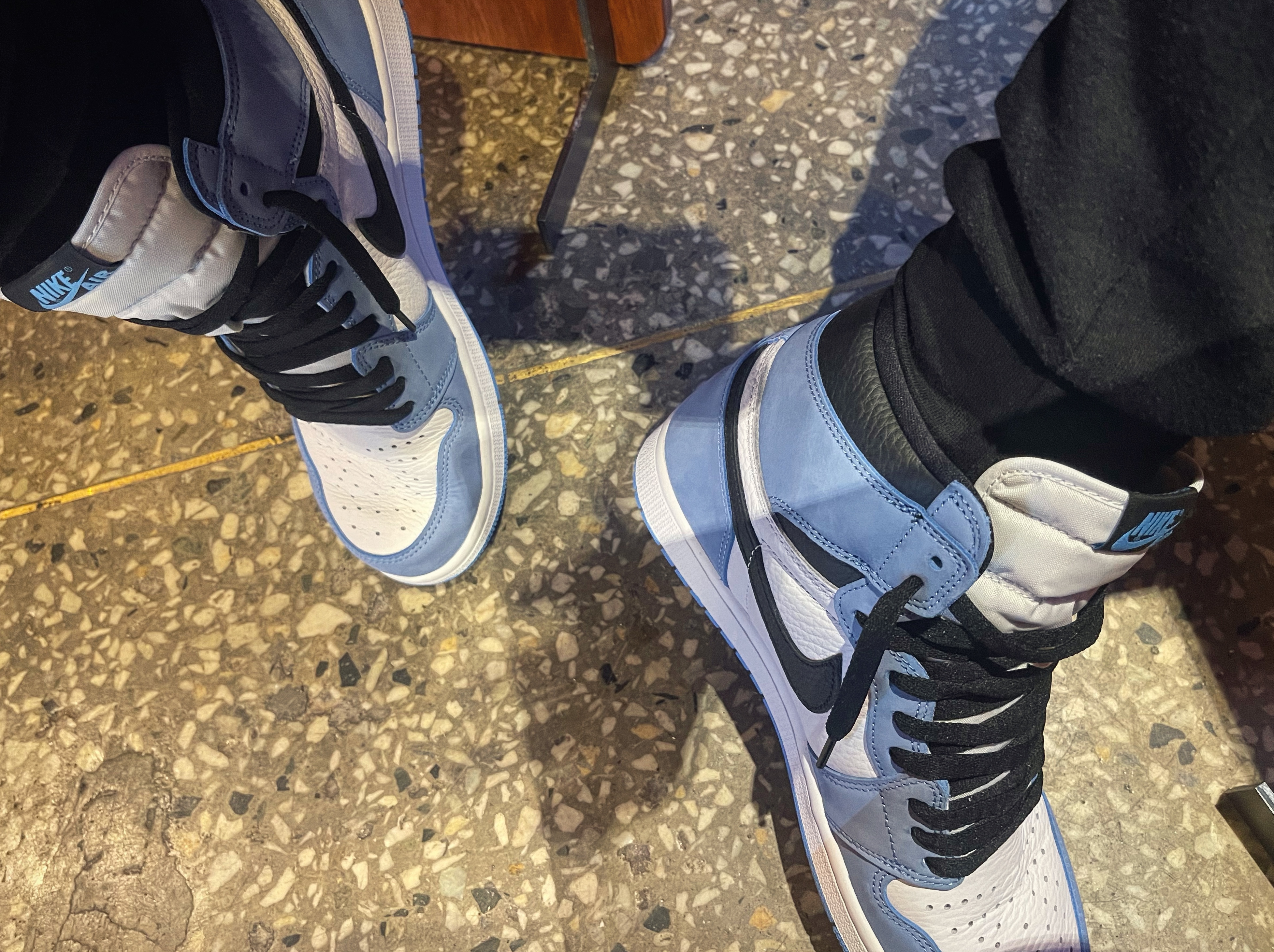 Jordan 1 Retro High OG University Blue 착용 스타일 - 1