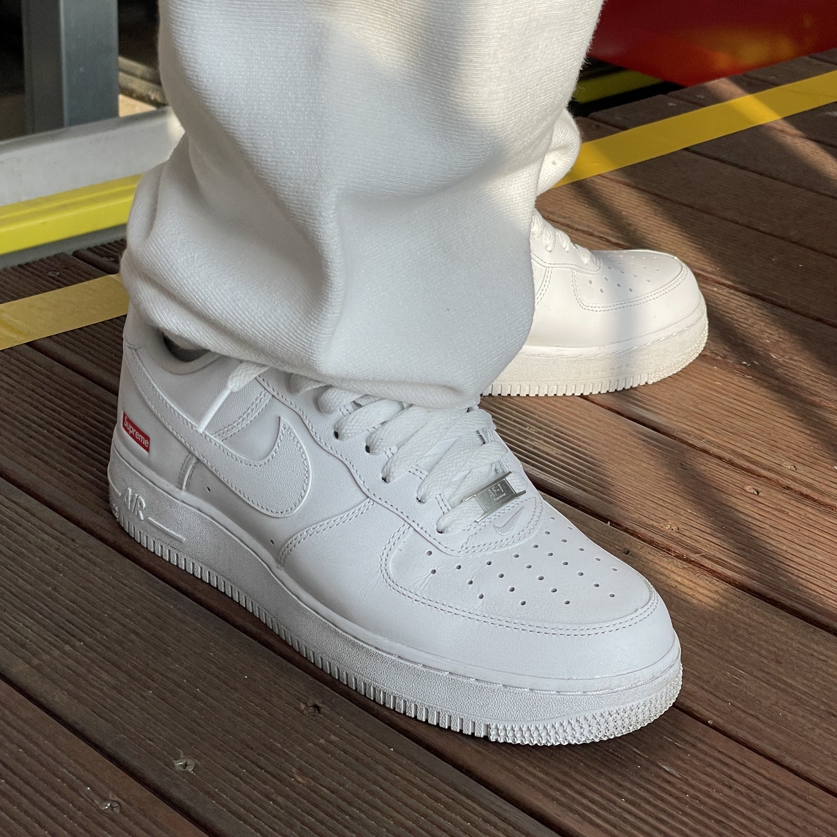 Nike x Supreme Air Force 1 Low White 착용 스타일