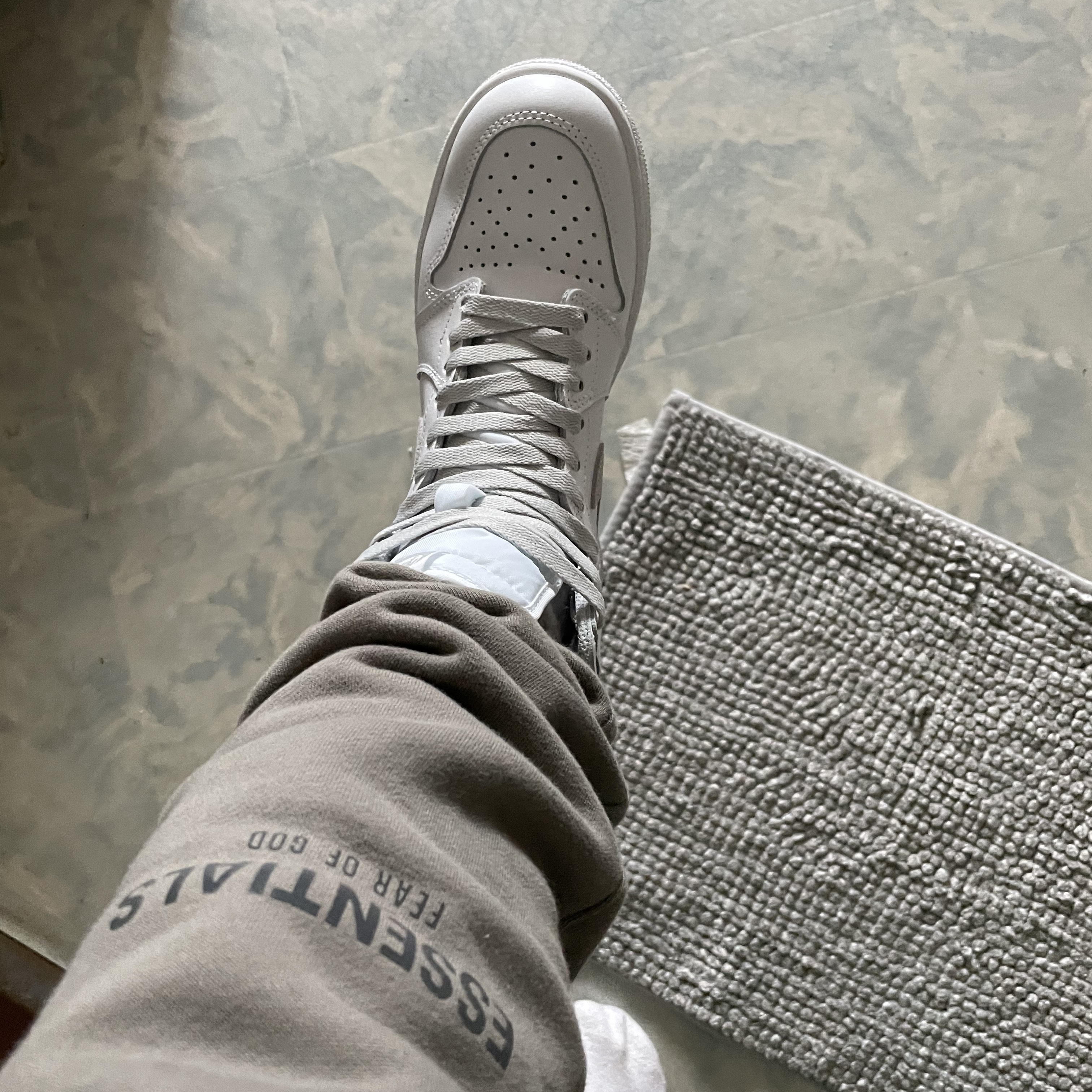 Essentials 3D Silicon Applique Pullover Hoodie Cement - 20FW, Jordan 1 High 85 Neutral Grey 착용 스타일 - 2
