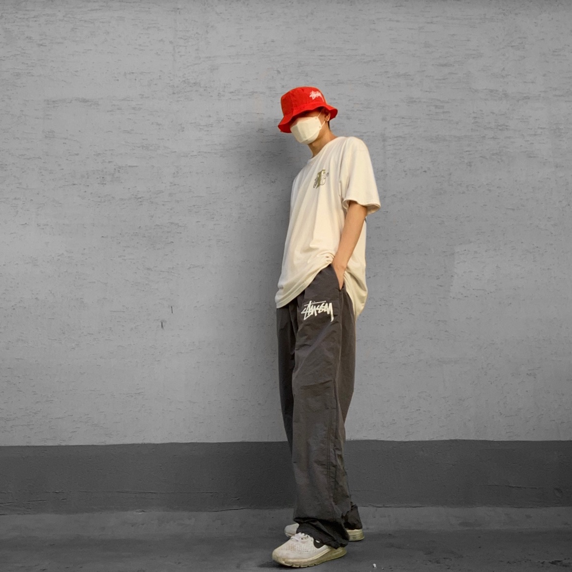 Nike x Stussy Beach Pants Off Noir, Nike x Stussy Bucket Hat Habanero Red 착용 스타일