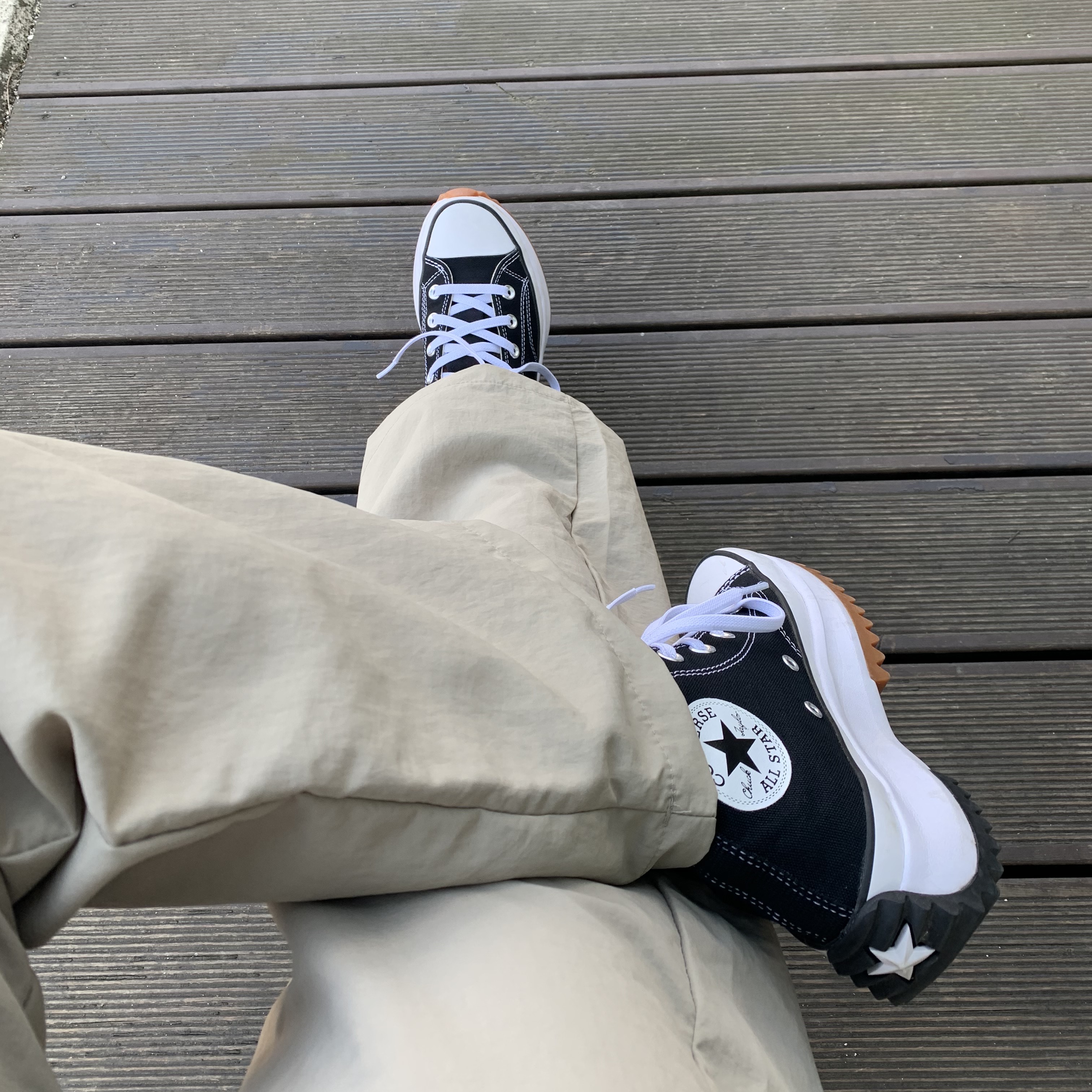 Converse Run Star Hike Hi Black White Gum 착용 스타일 - 1