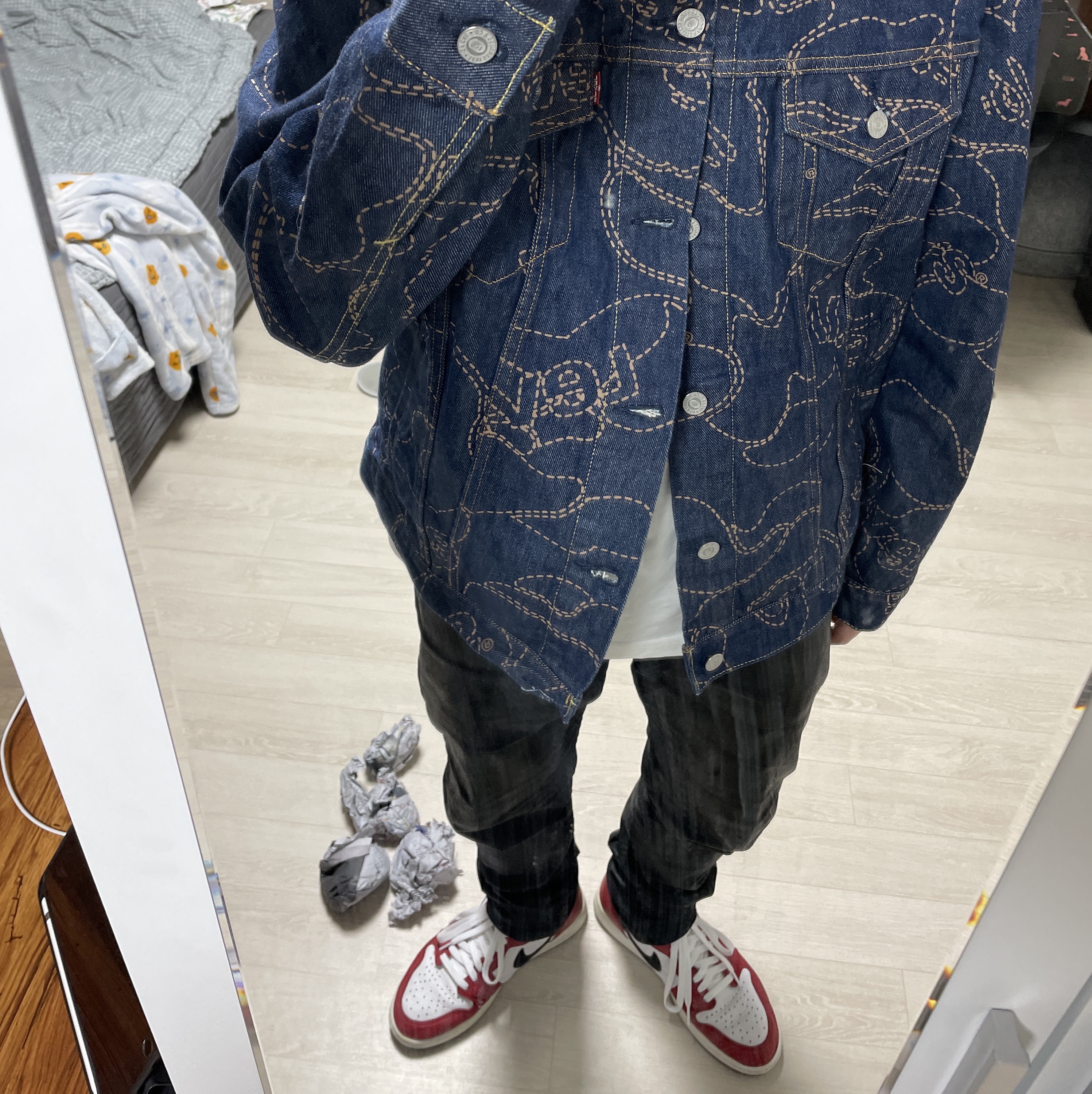 Jordan 1 Retro High Spider-Man Origin Story, BAPE x Levi's Camo Trucker Jacket Indigo 착용 스타일
