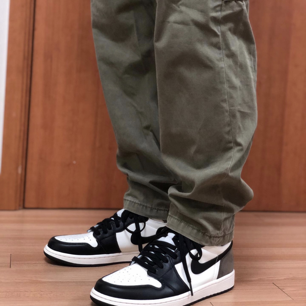 Jordan 1 Retro High OG Black Mocha 착용 스타일 - 1
