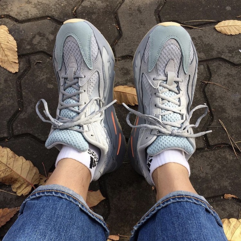Adidas Yeezy Boost 700 V2 Inertia 착용 스타일