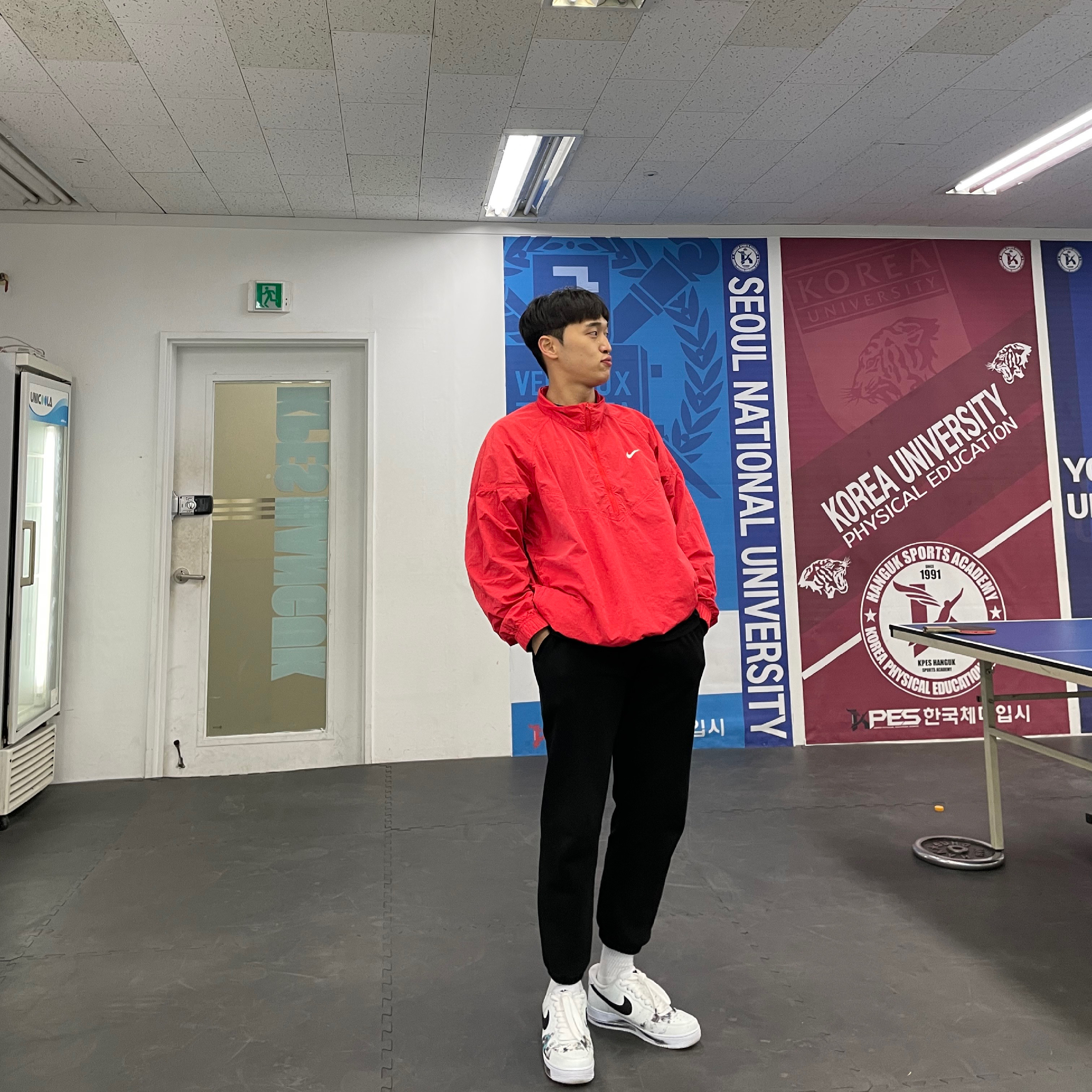 Nike x Stussy Windrunner Jacket Habanero Red, Nike x Peaceminusone Air Force 1 Low Para-Noise 2.0 착용 스타일