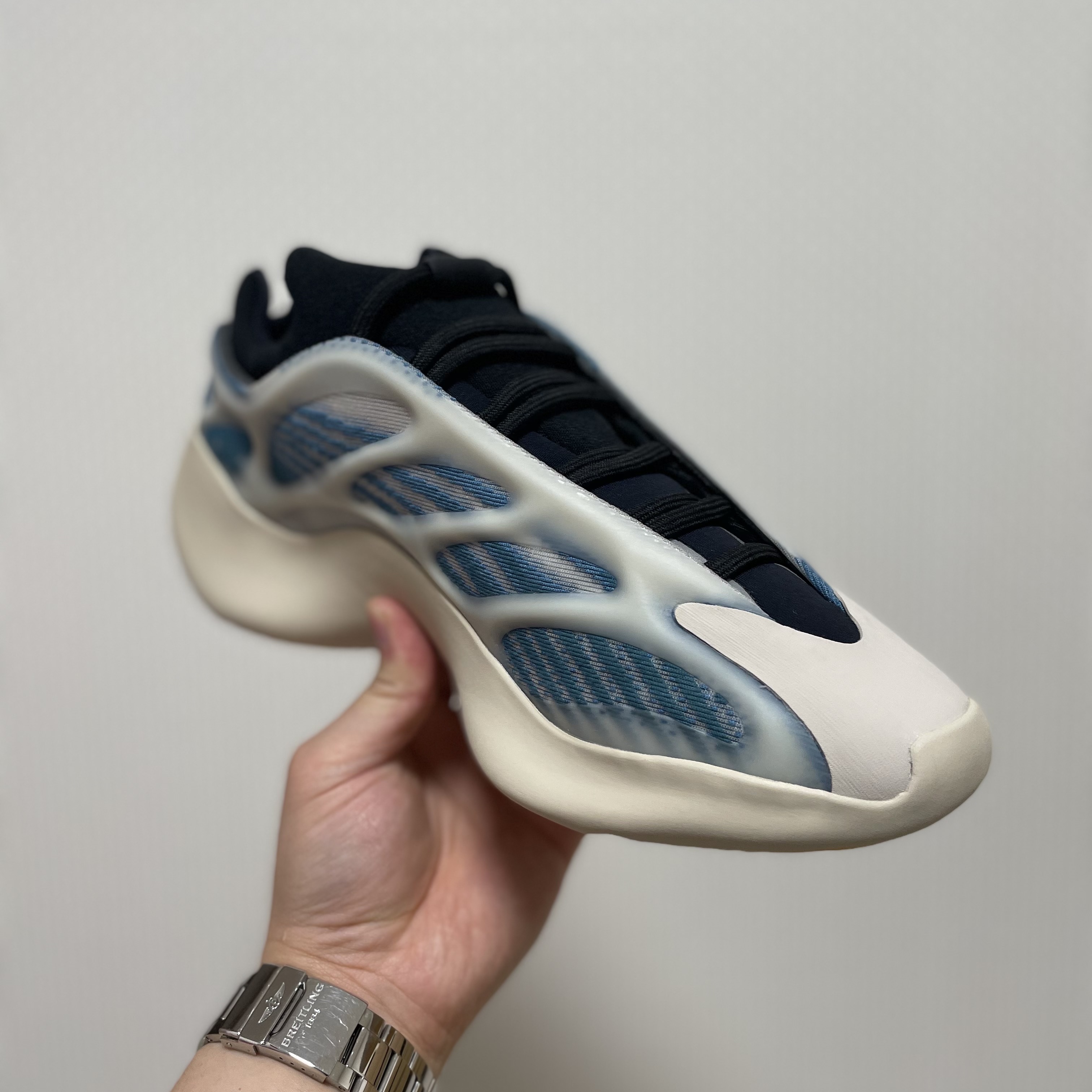 Adidas Yeezy 700 V3 Kyanite 착용 스타일 - 1