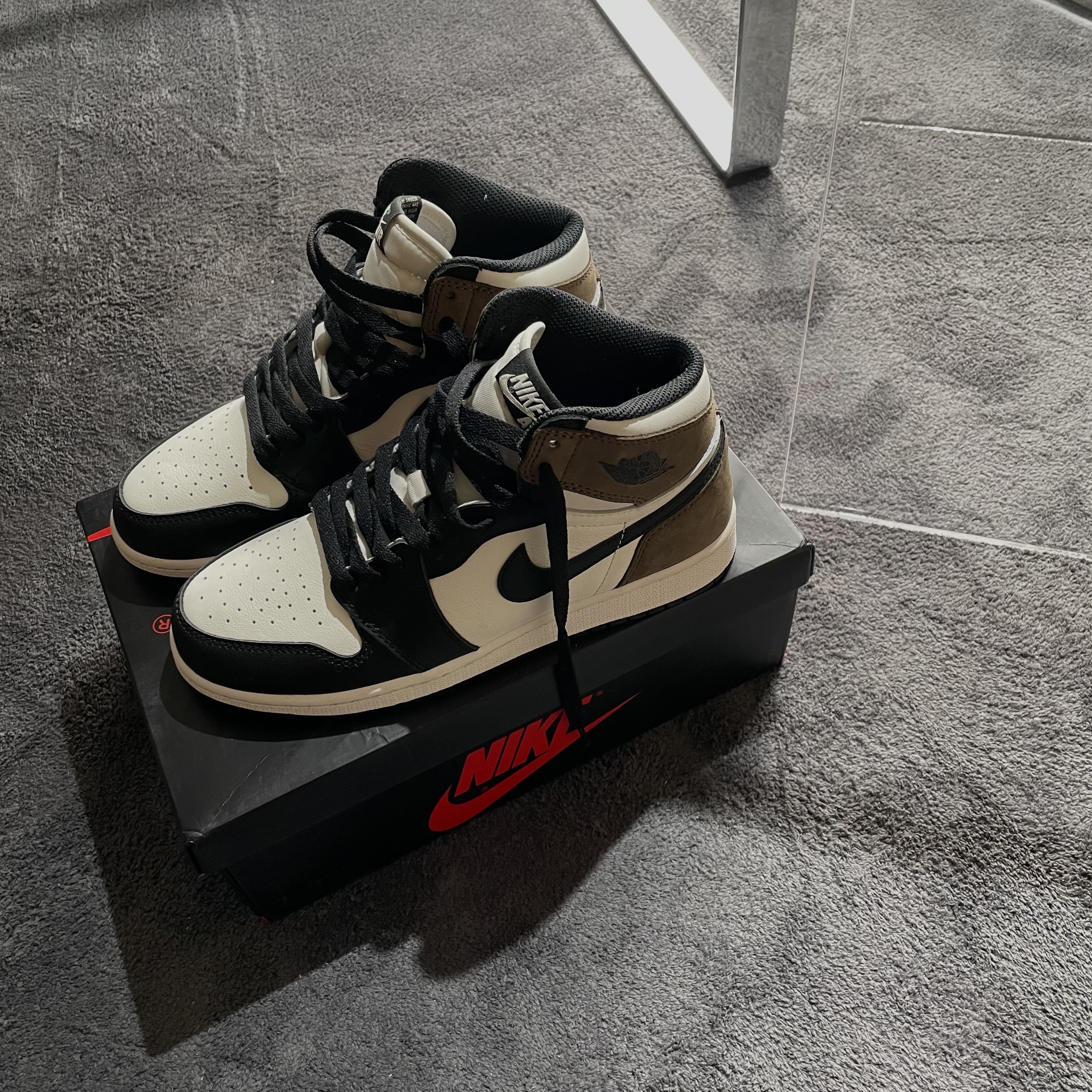 Jordan 1 Retro High OG Black Mocha 착용 스타일 - 2