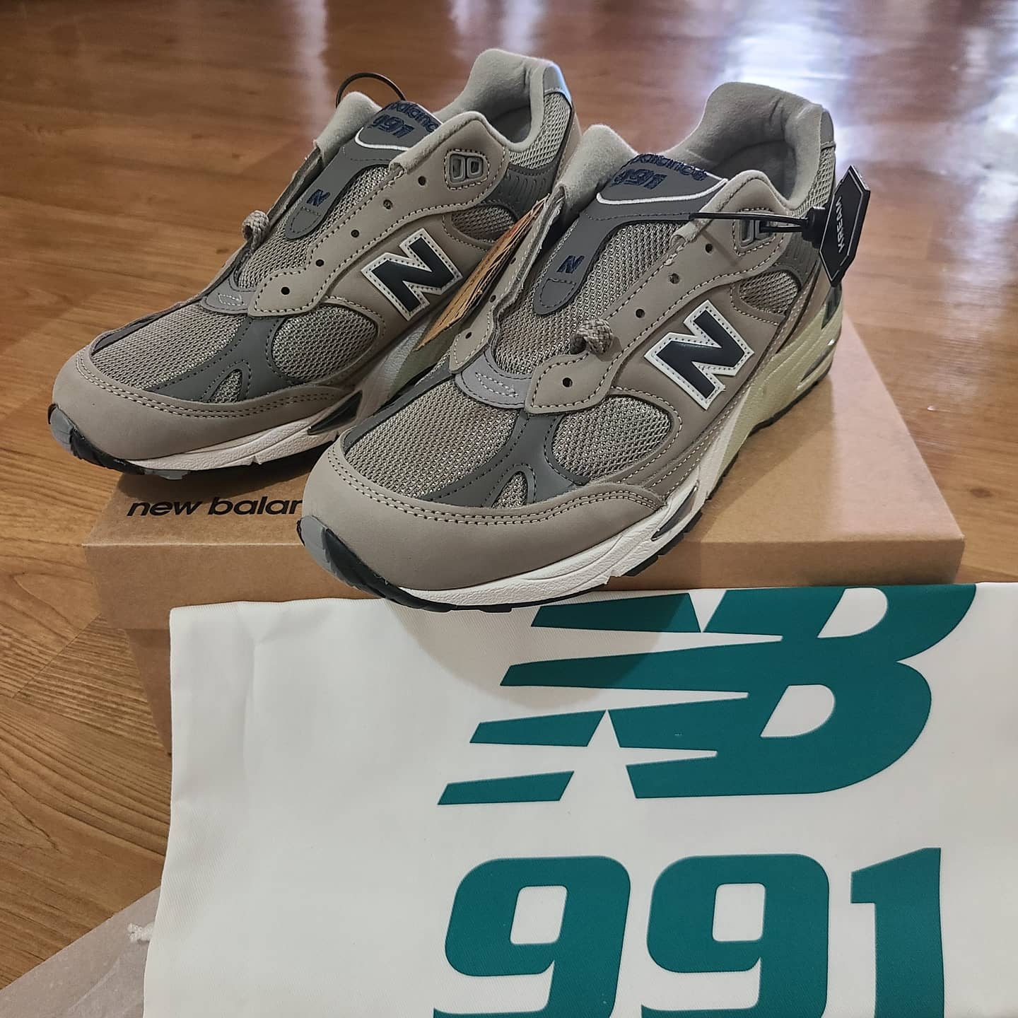 New Balance 991 Made in UK 20th Anniversary Grey 착용 스타일