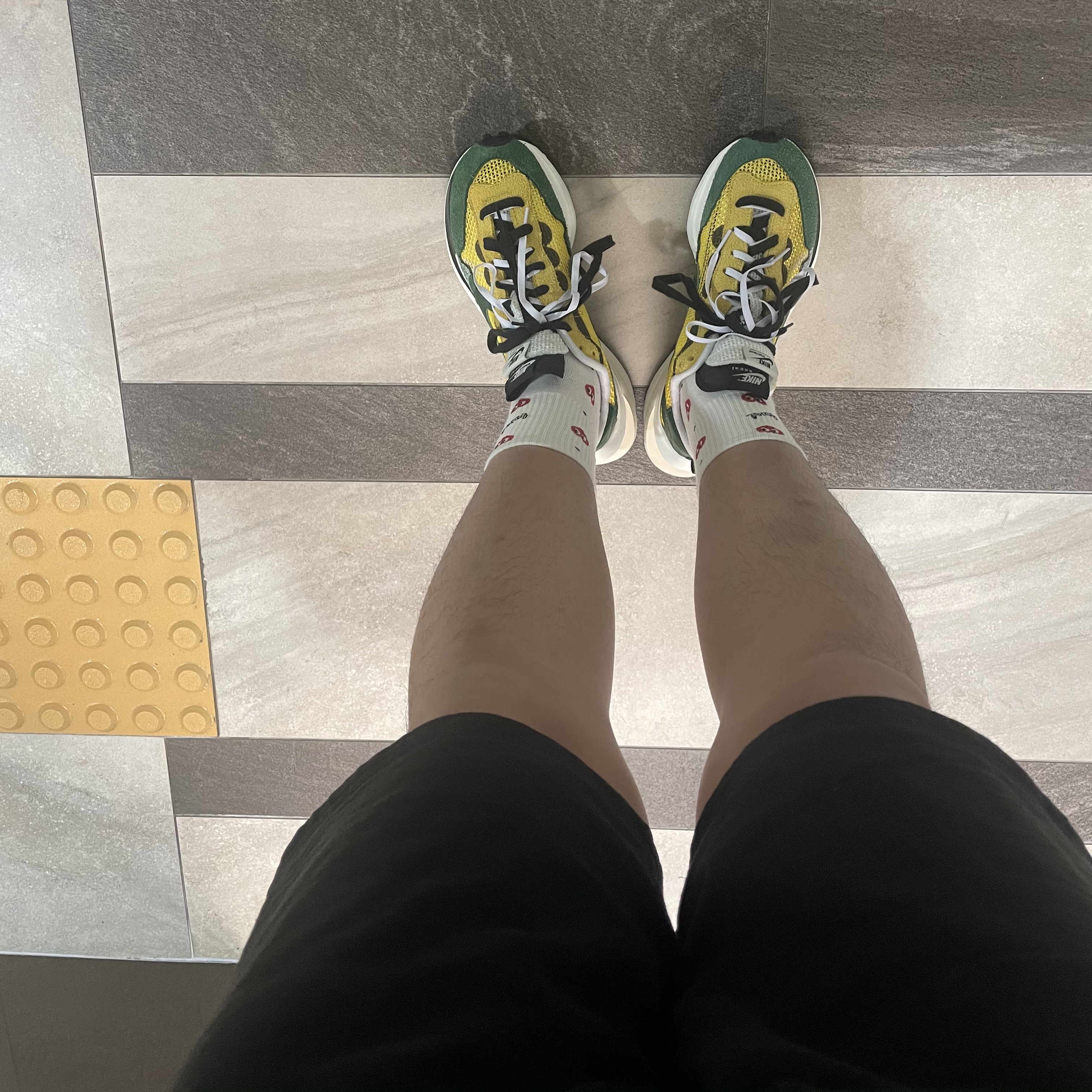 Nike x Sacai VaporWaffle Tour Yellow & Gorge Green Sail 착용 스타일 - 4
