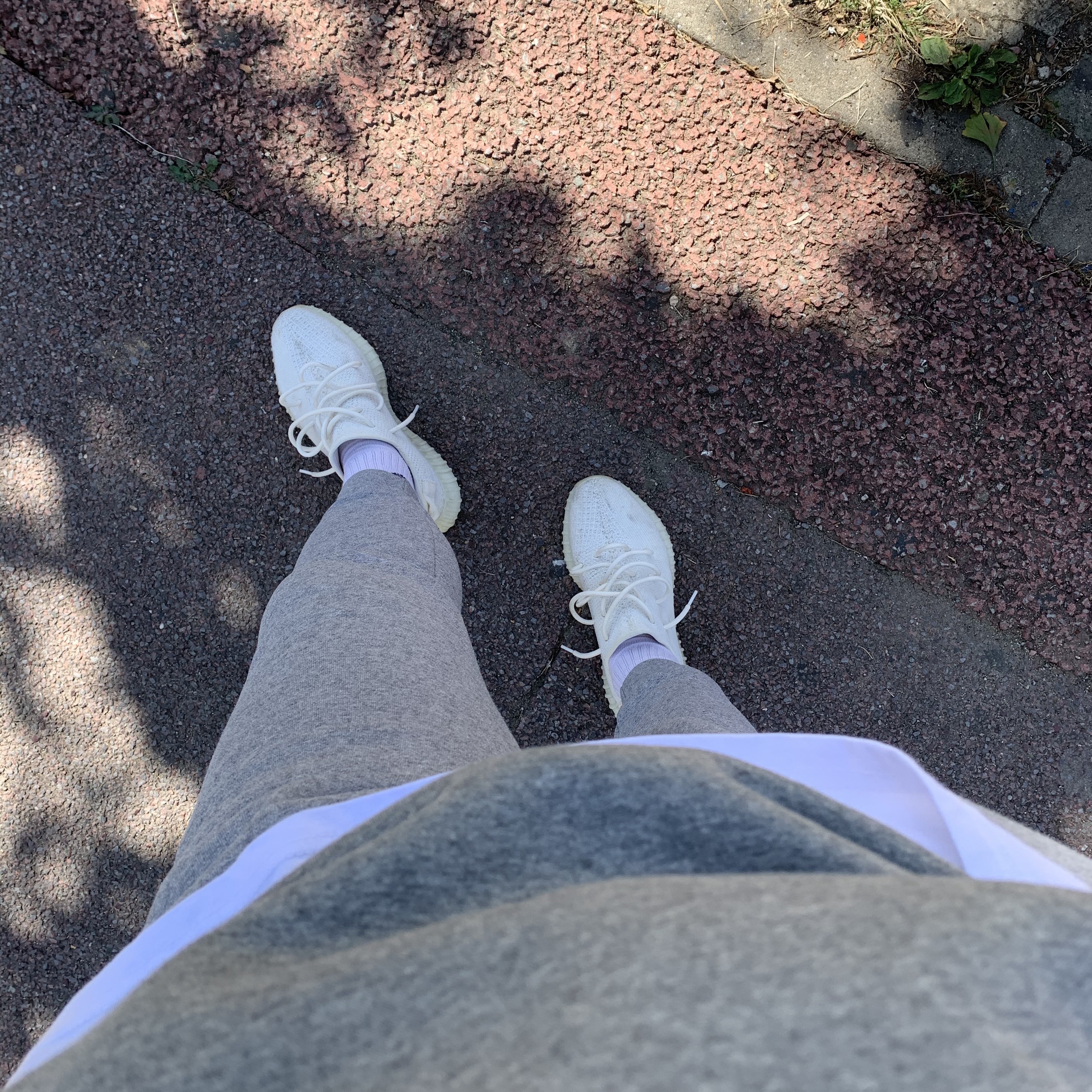 Adidas Yeezy Boost 350 V2 Cream/Triple White 착용 스타일