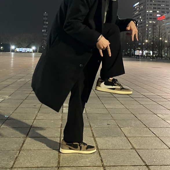 Jordan 1 x Travis Scott Retro Low OG SP Mocha 착용 스타일 - 2