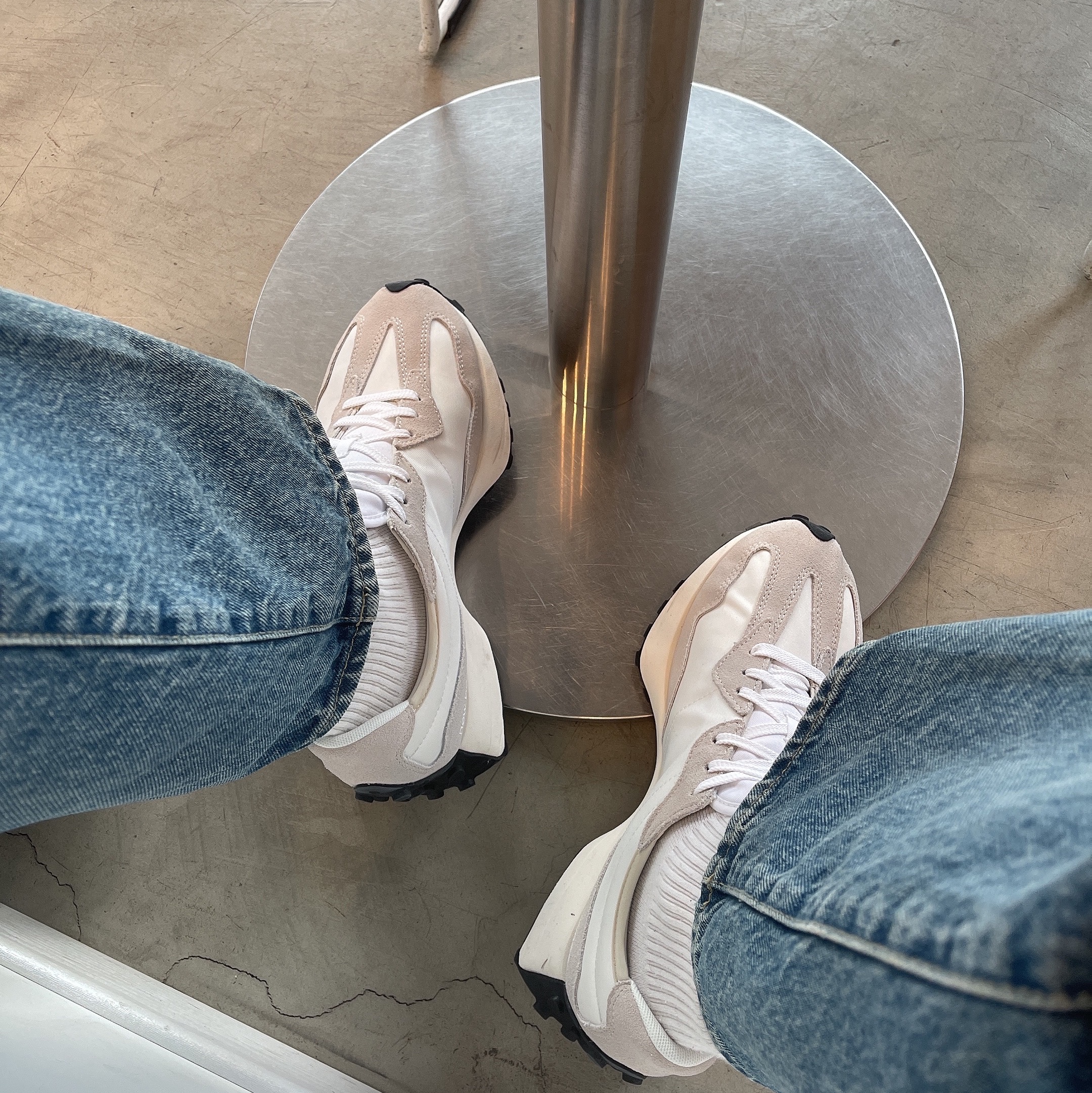 New Balance 327 White Black 착용 스타일