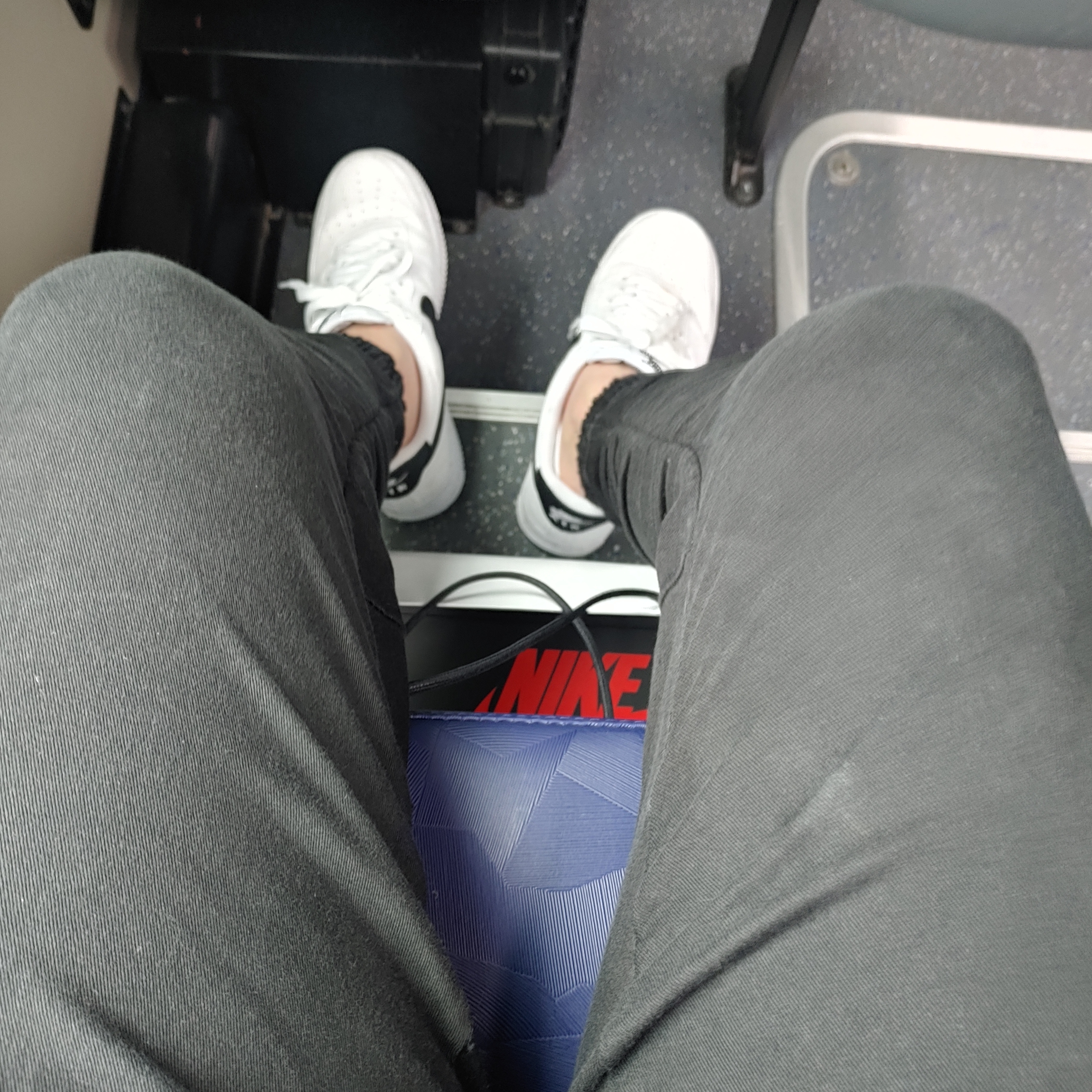 Nike Air Force 1 '07 White Black, Jordan 1 Retro High OG Rust Shadow 착용 스타일