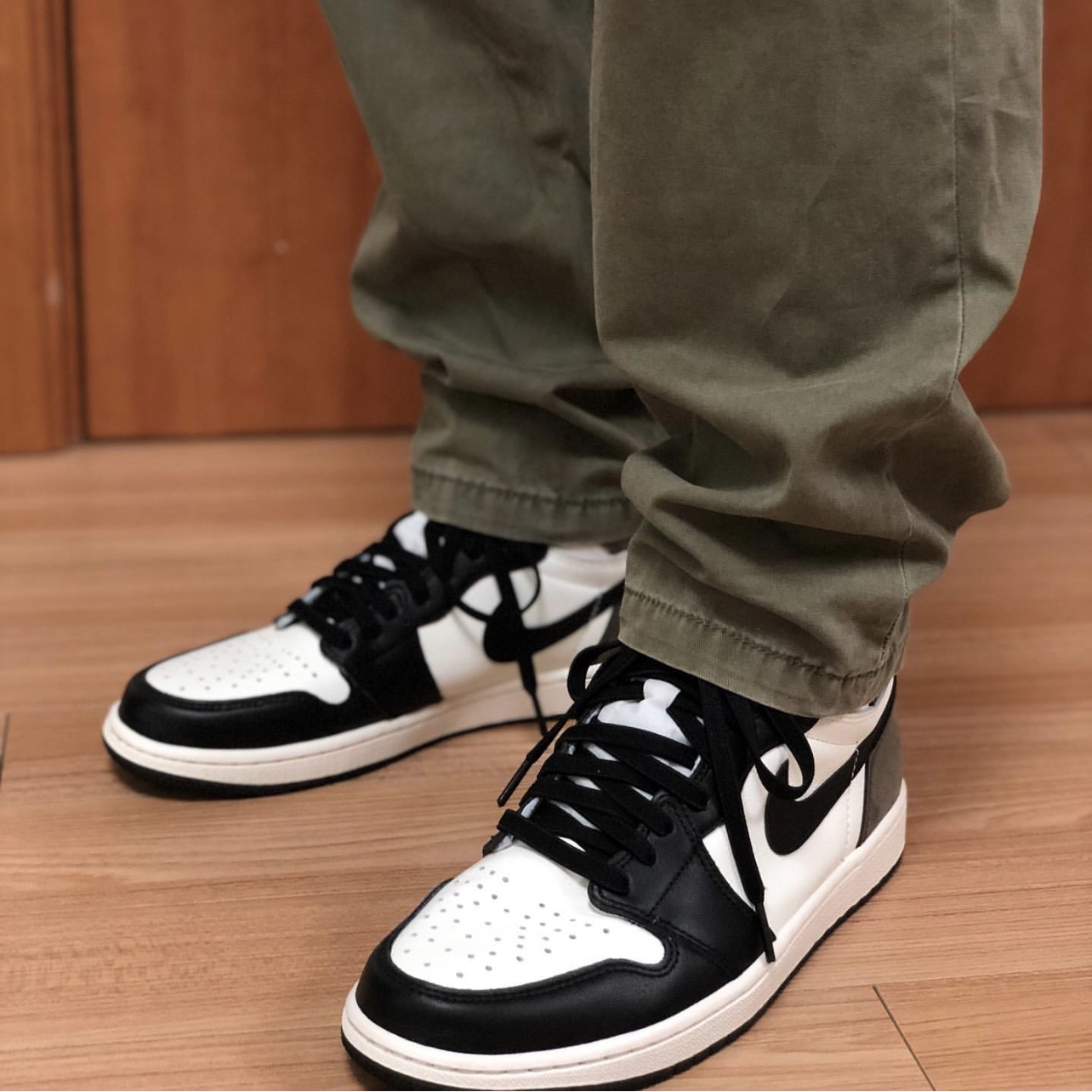 Jordan 1 Retro High OG Black Mocha 착용 스타일 - 2