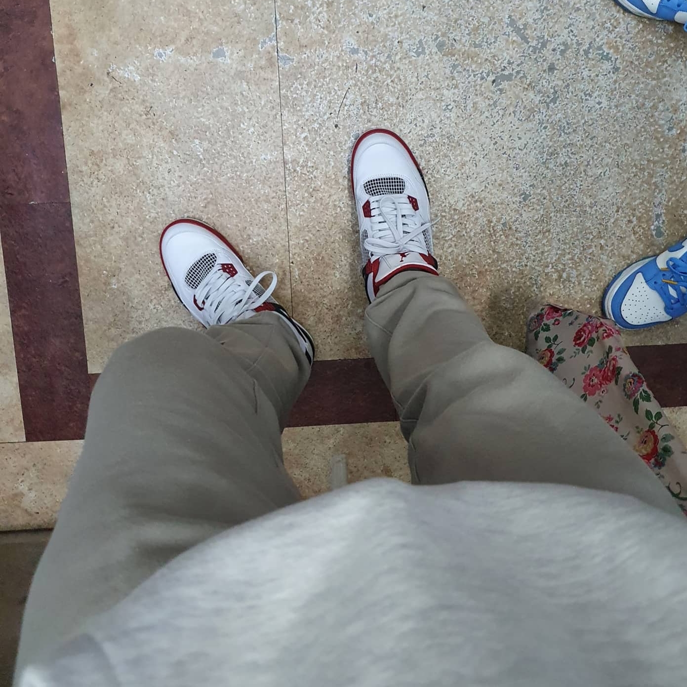 Jordan 4 Retro Fire Red 2012, (W) Nike Dunk Low Coast 착용 스타일