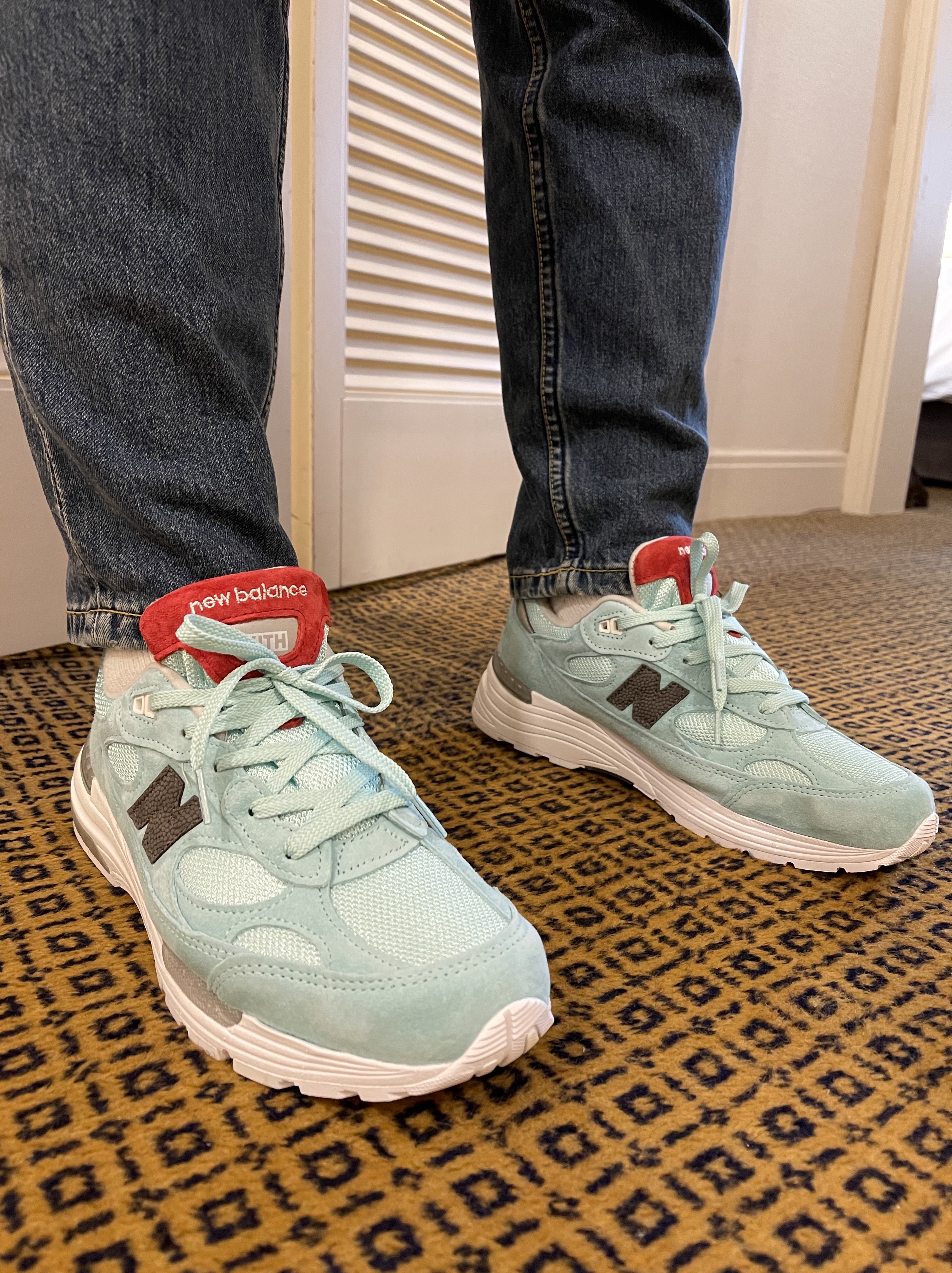 New Balance x Kith 992 Made in USA Kithmas Light Reef 착용 스타일 - 2