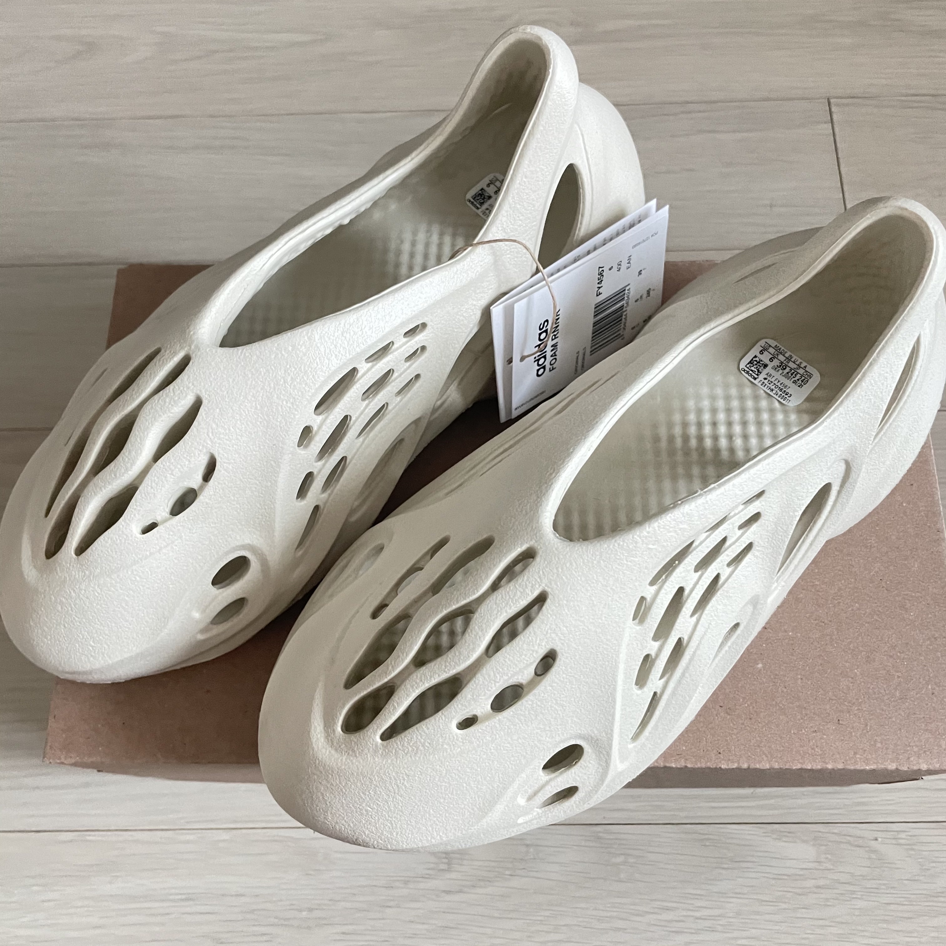 Adidas Yeezy Foam RNNR Sand 착용 스타일 - 1