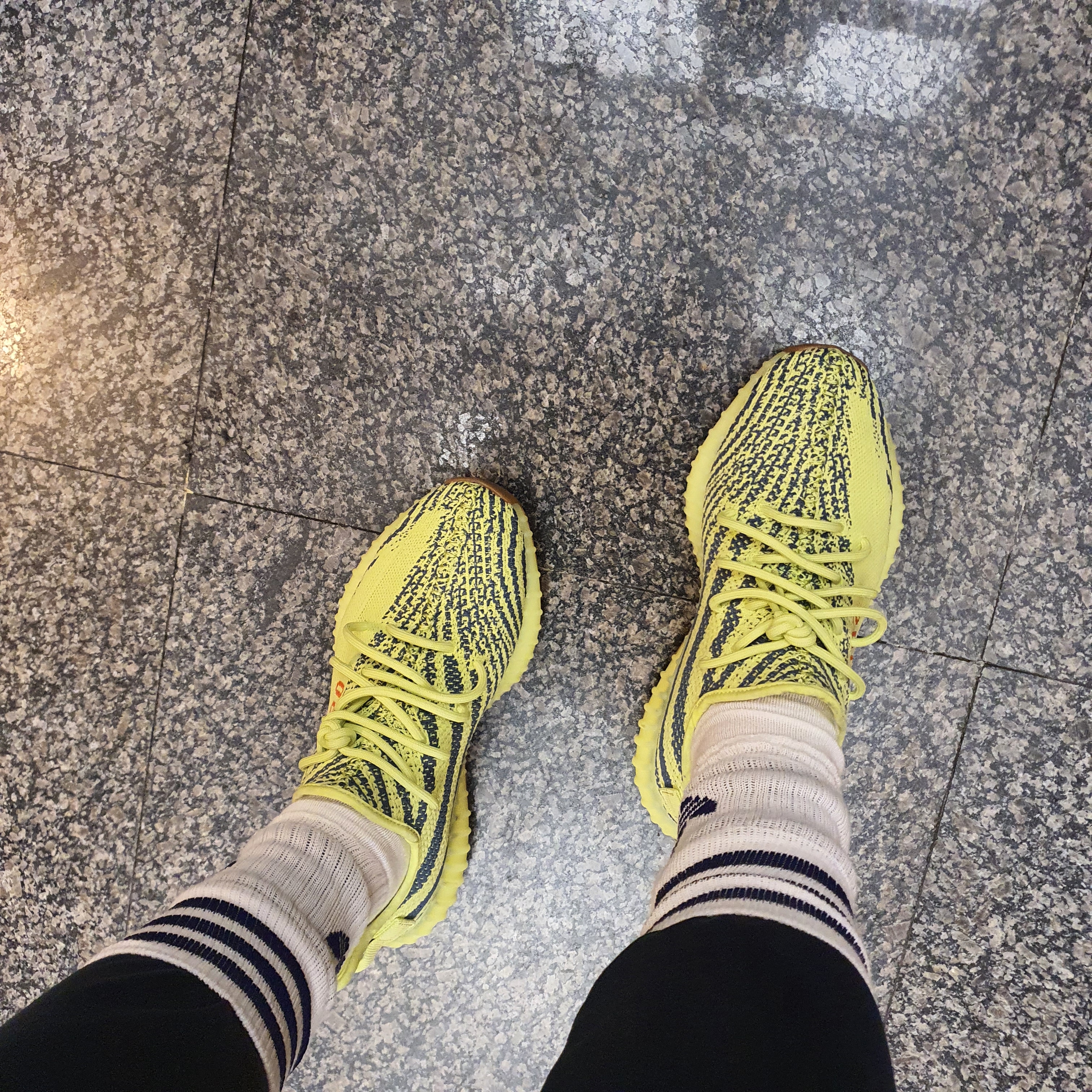 Adidas Yeezy Boost 350 V2 Semi Frozen Yellow 착용 스타일 - 2