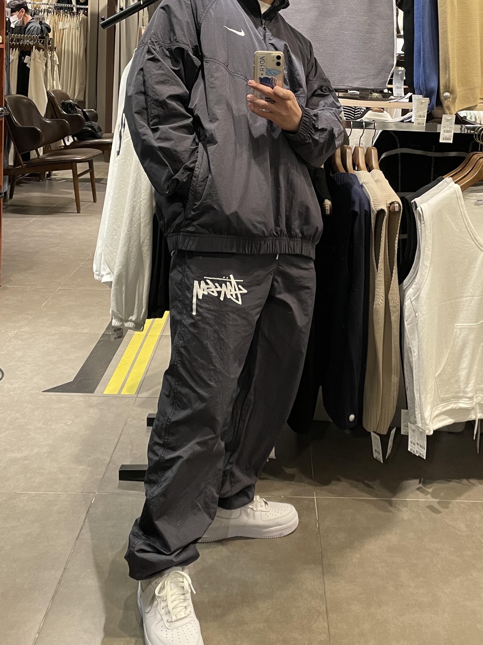Nike x Stussy Beach Pants Off Noir, Nike x Stussy Windrunner Jacket Off Noir 착용 스타일