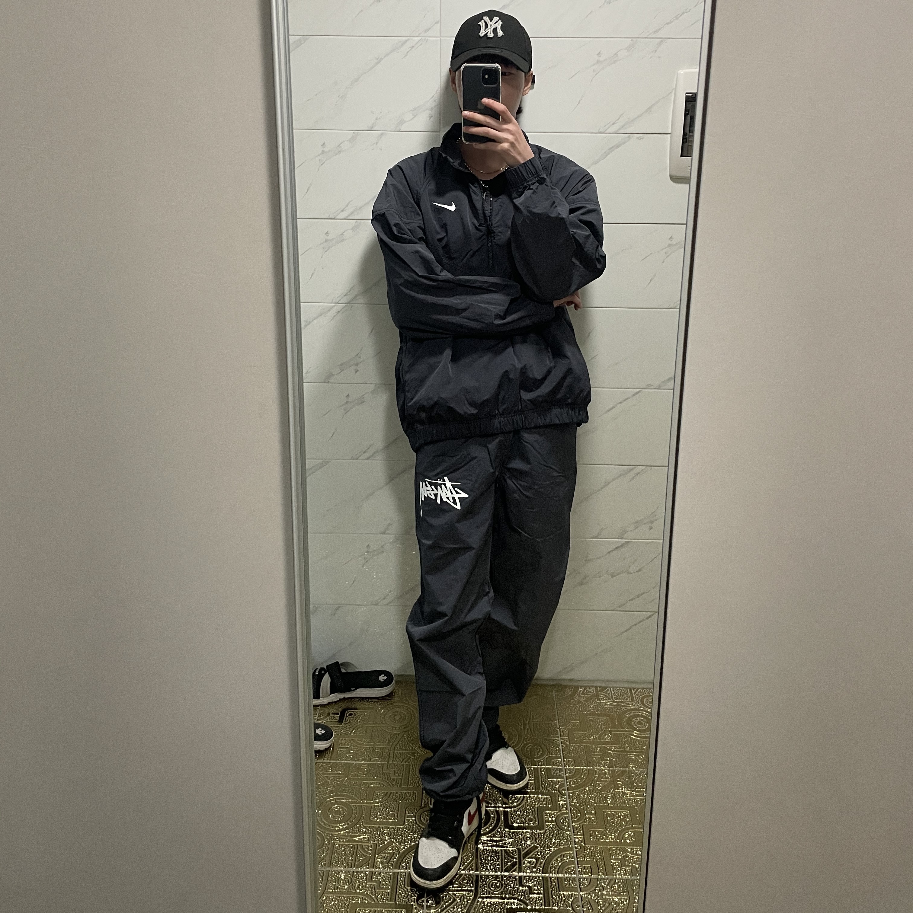 Jordan 1 Retro High OG Gym Red, Nike x Stussy Windrunner Jacket Off Noir 착용 스타일