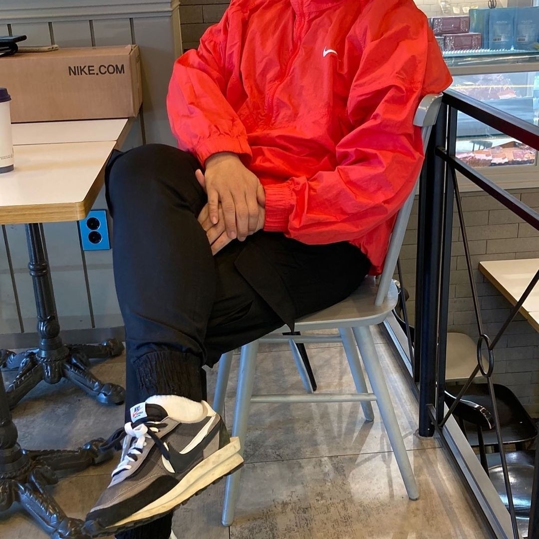 Nike x Sacai LDWaffle Black, Nike x Stussy Windrunner Jacket Habanero Red 착용 스타일