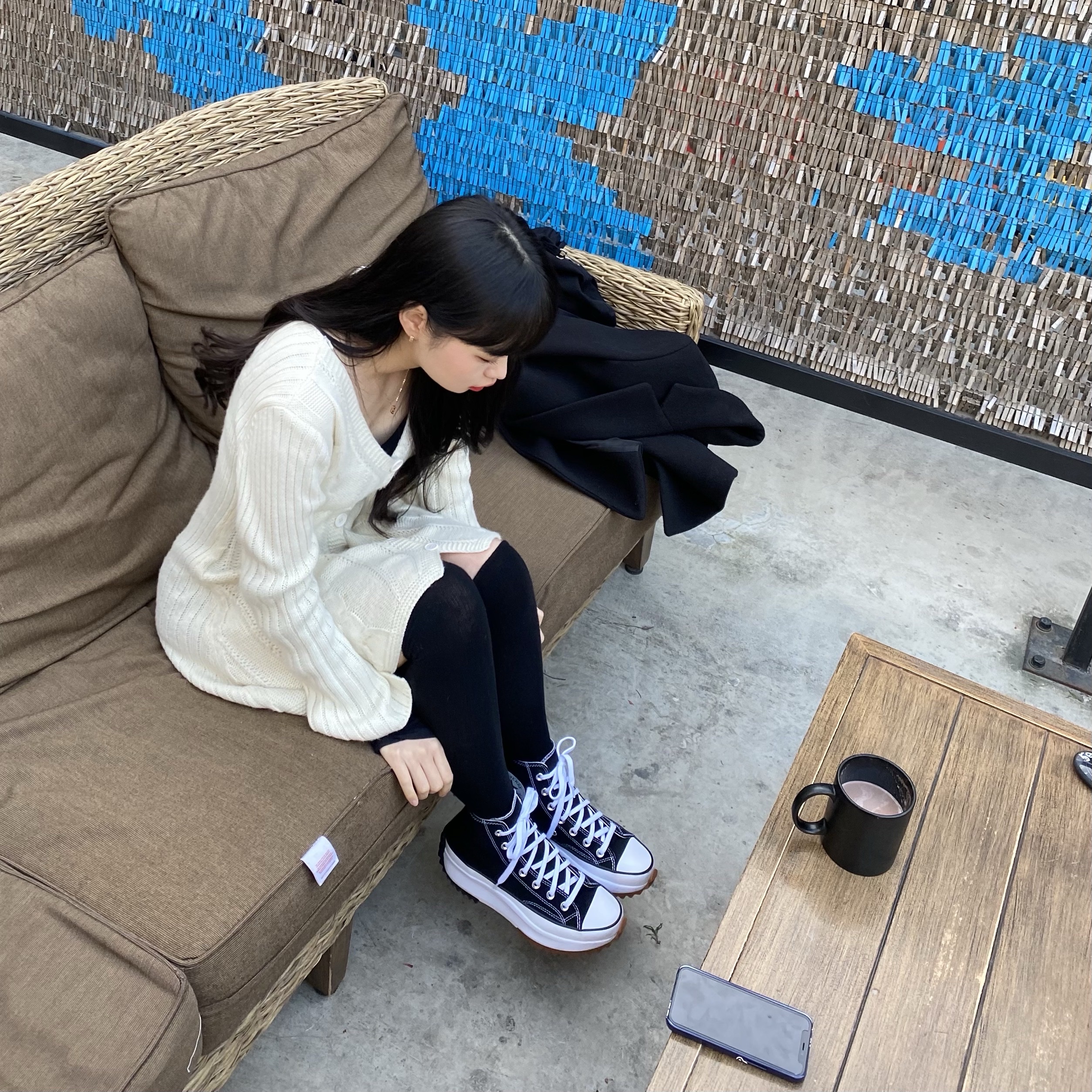 Converse Run Star Hike Hi Black White Gum 착용 스타일 - 2