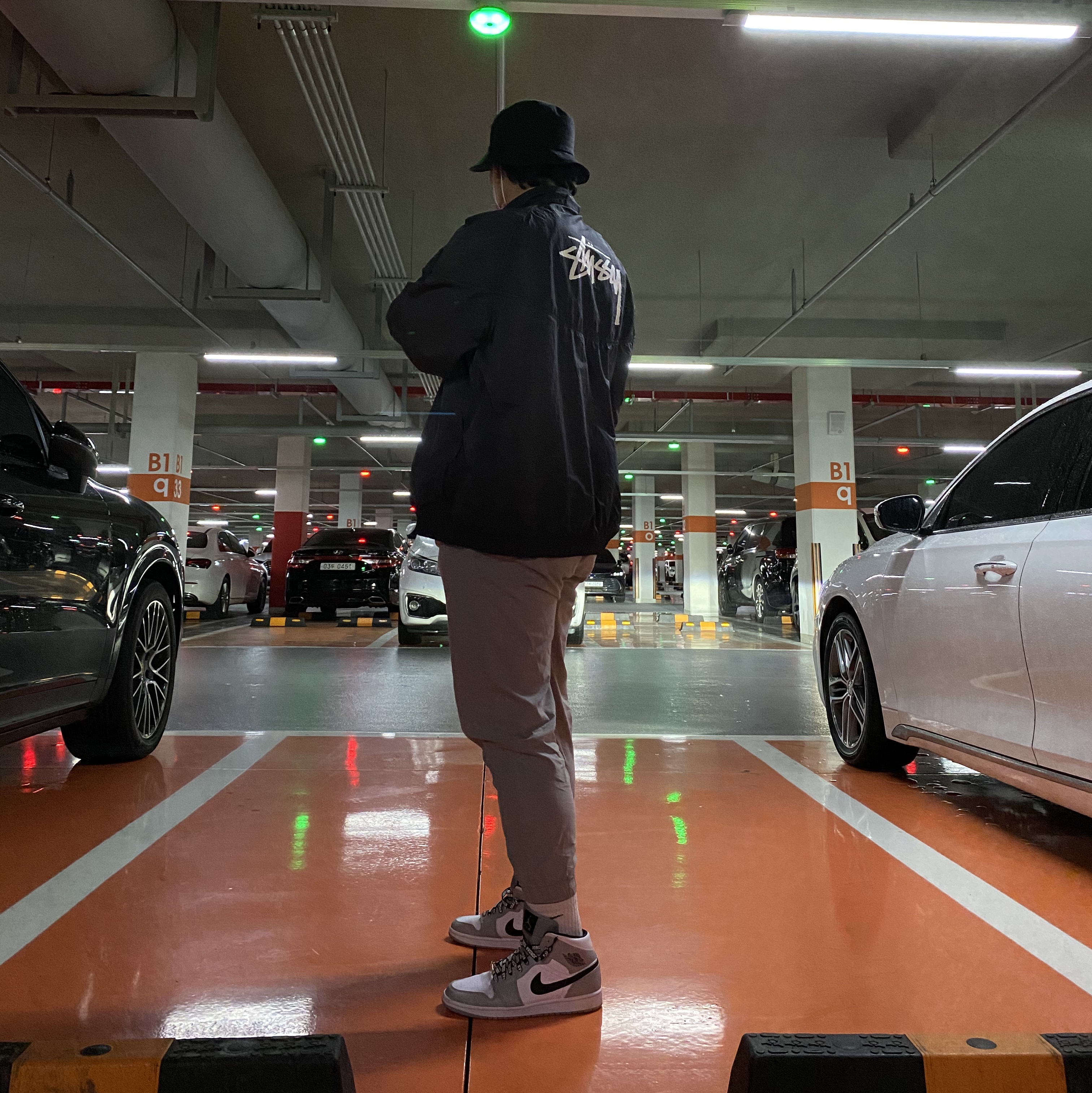 Nike x Stussy Windrunner Jacket Off Noir, Jordan 1 Mid Light Smoke Grey 착용 스타일