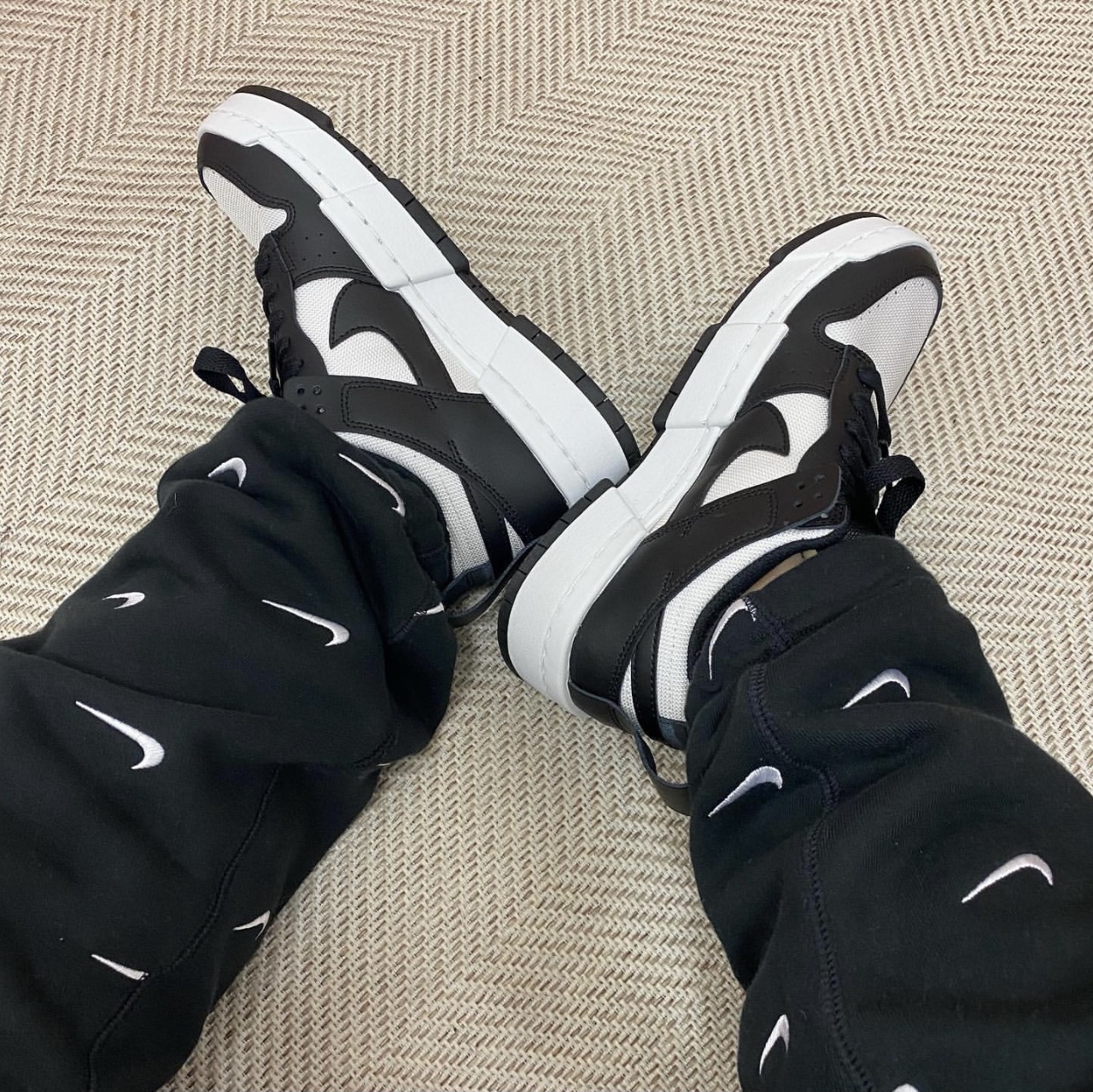 (W) Nike Dunk Low Disrupt Black White 착용 스타일