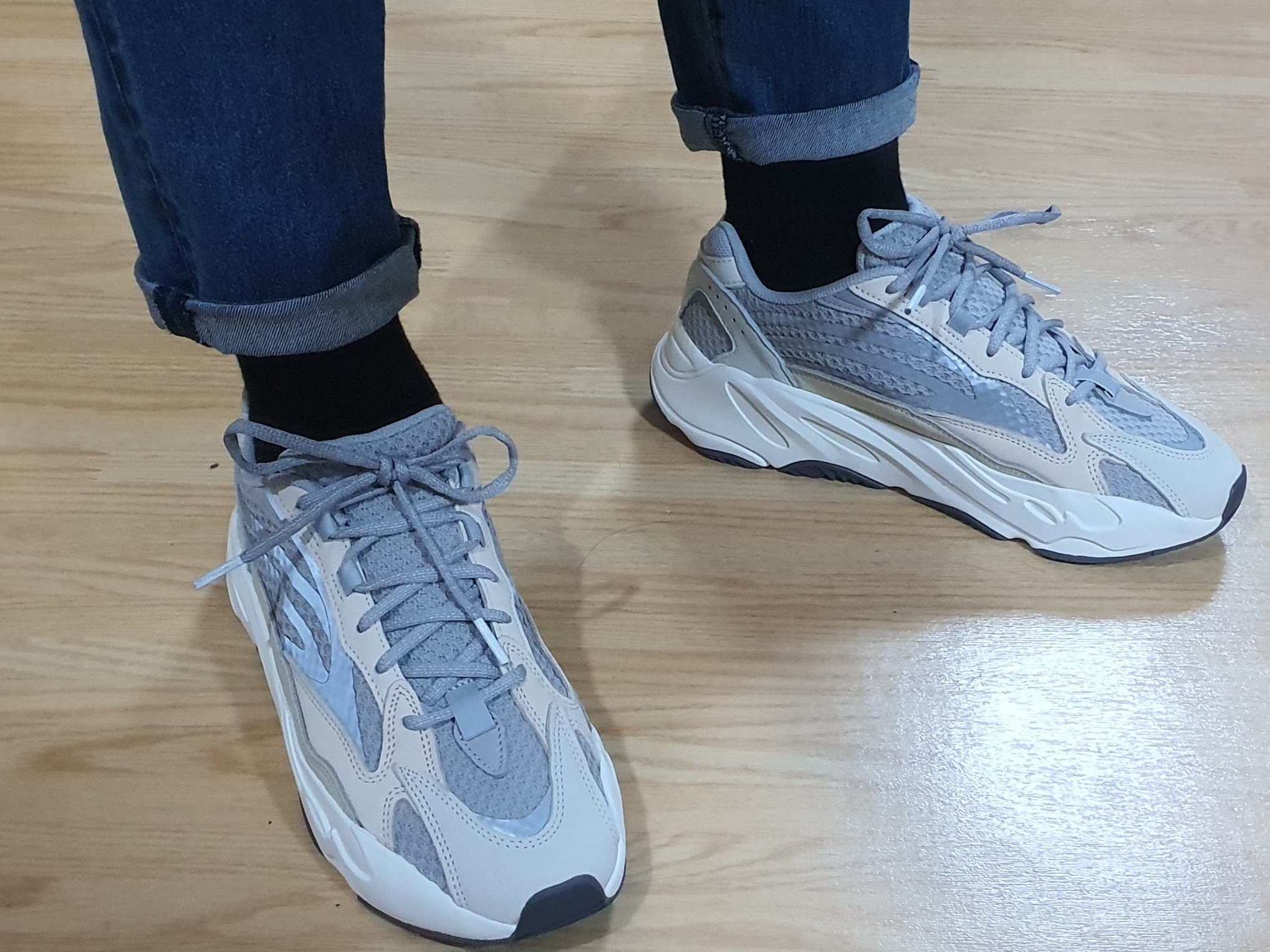 Adidas Yeezy Boost 700 V2 Cream 착용 스타일 - 1