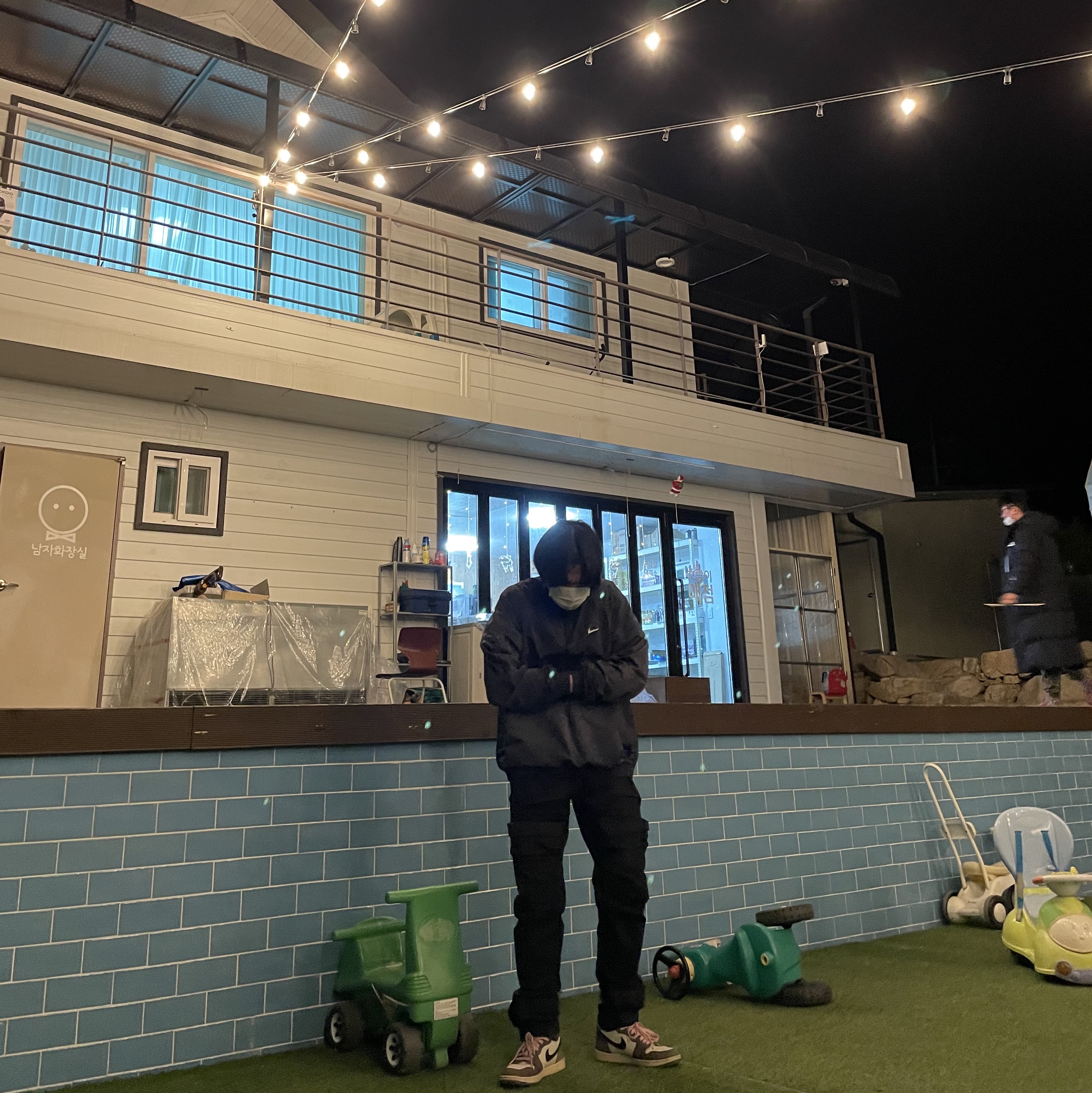 Jordan 1 x Travis Scott Retro High OG SP Mocha, Nike x Stussy Windrunner Jacket Off Noir 착용 스타일