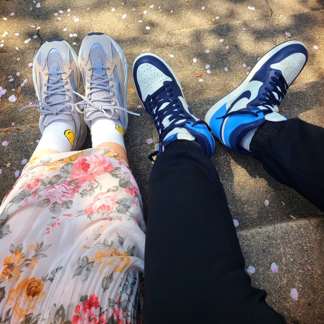 Jordan 1 Retro High Obsidian UNC, Adidas Yeezy Boost 700 V2 Cream 착용 스타일 - 2