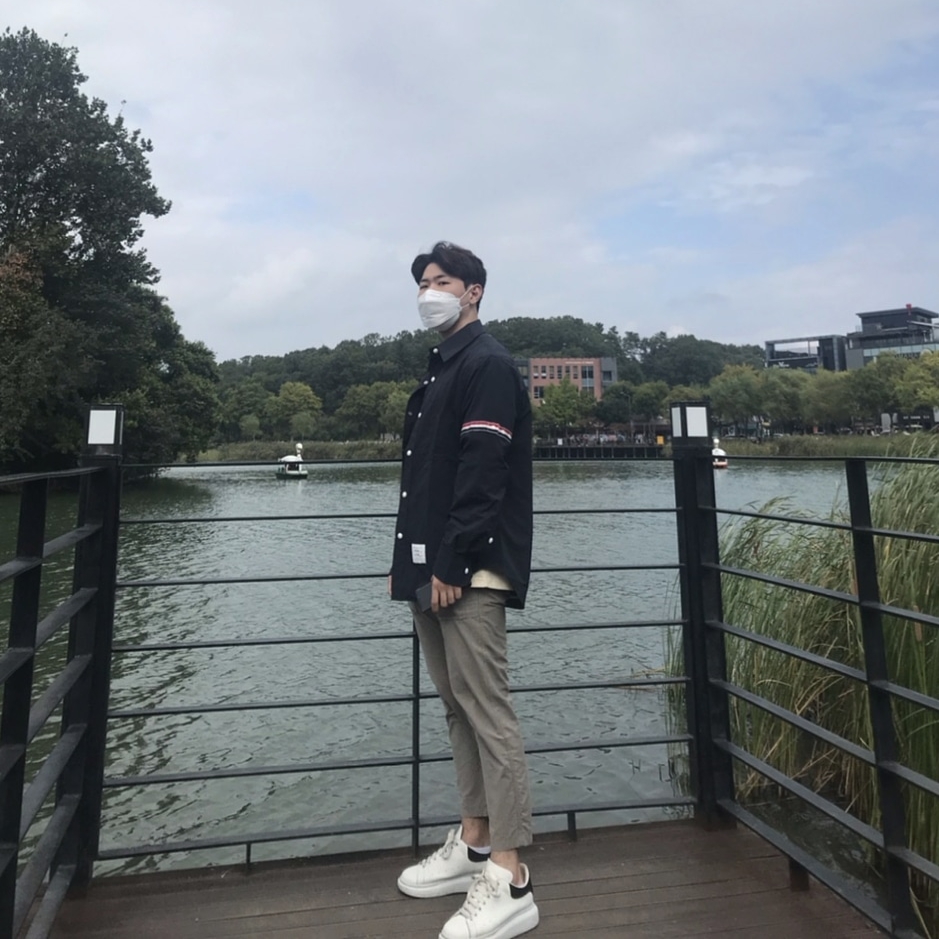 Alexander McQueen Oversized Sneakers White Black 착용 스타일