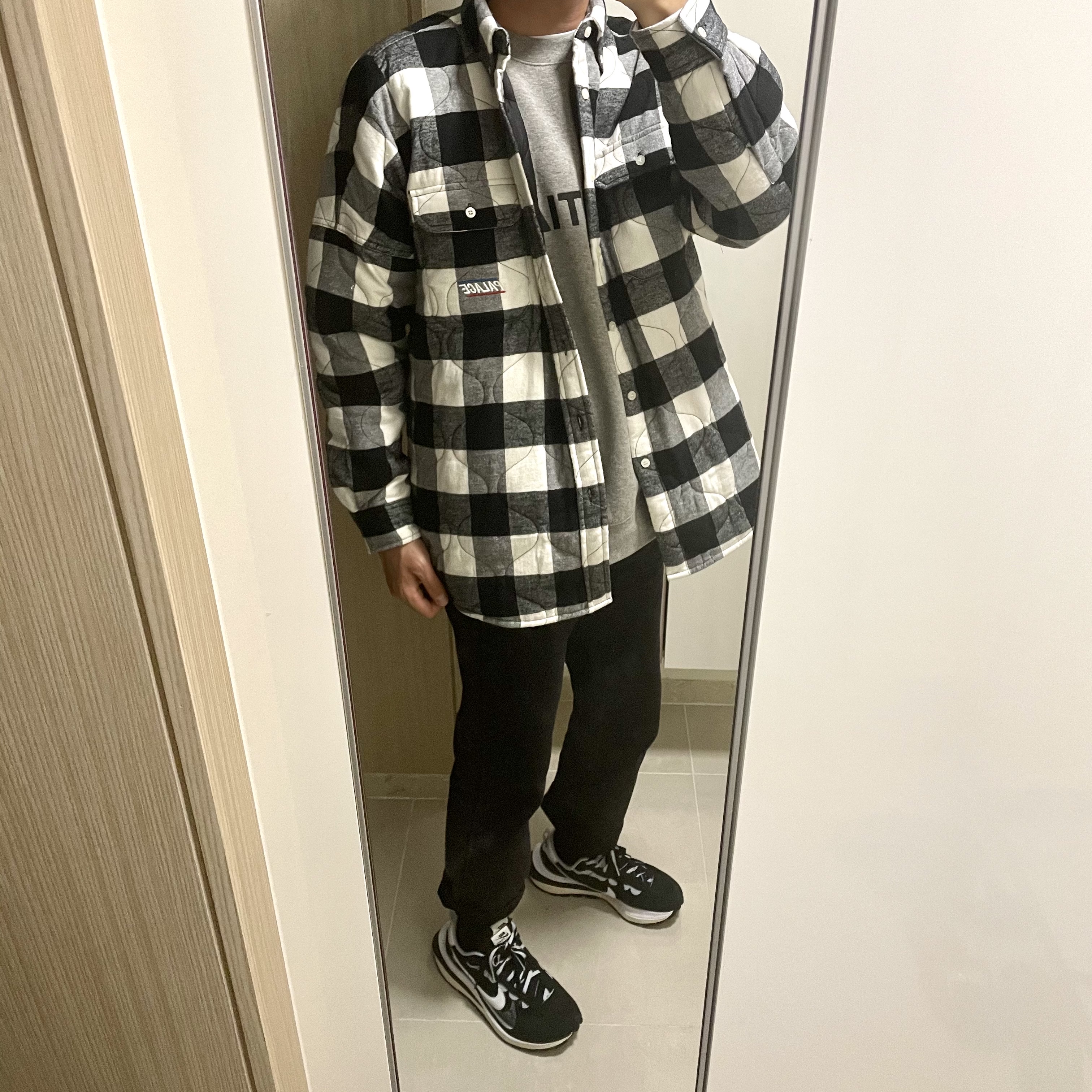 Essentials 3D Silicon Applique Crewneck Heather Oatmeal/Dark Heather Oatmeal - 20FW, Nike x Sacai VaporWaffle Black White 착용 스타일