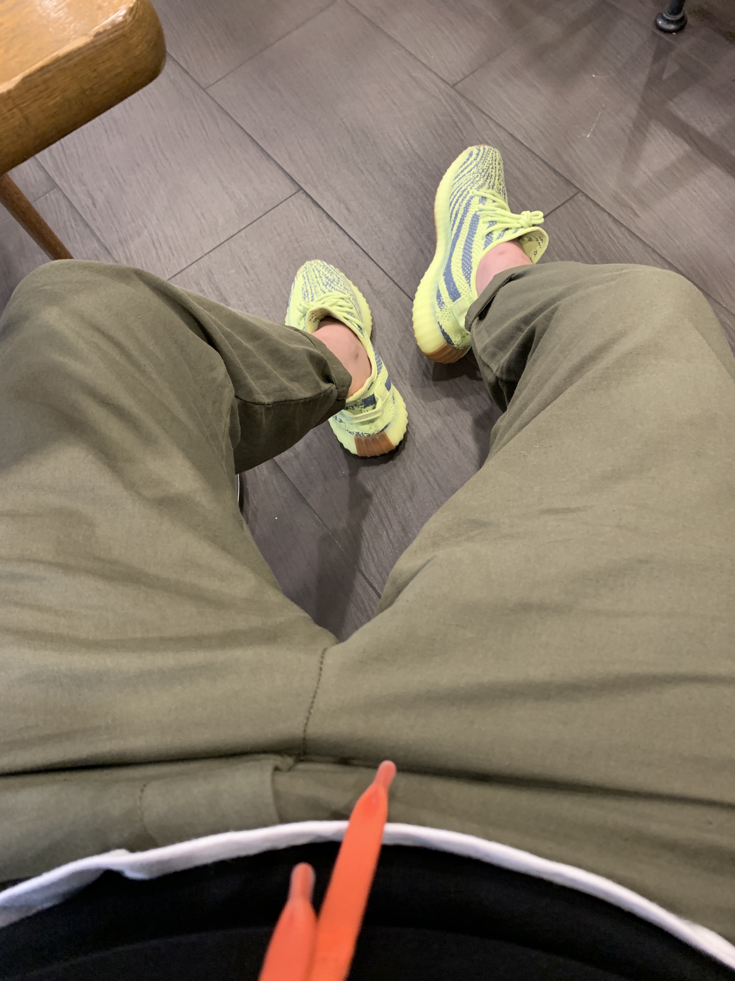 Adidas Yeezy Boost 350 V2 Semi Frozen Yellow 착용 스타일