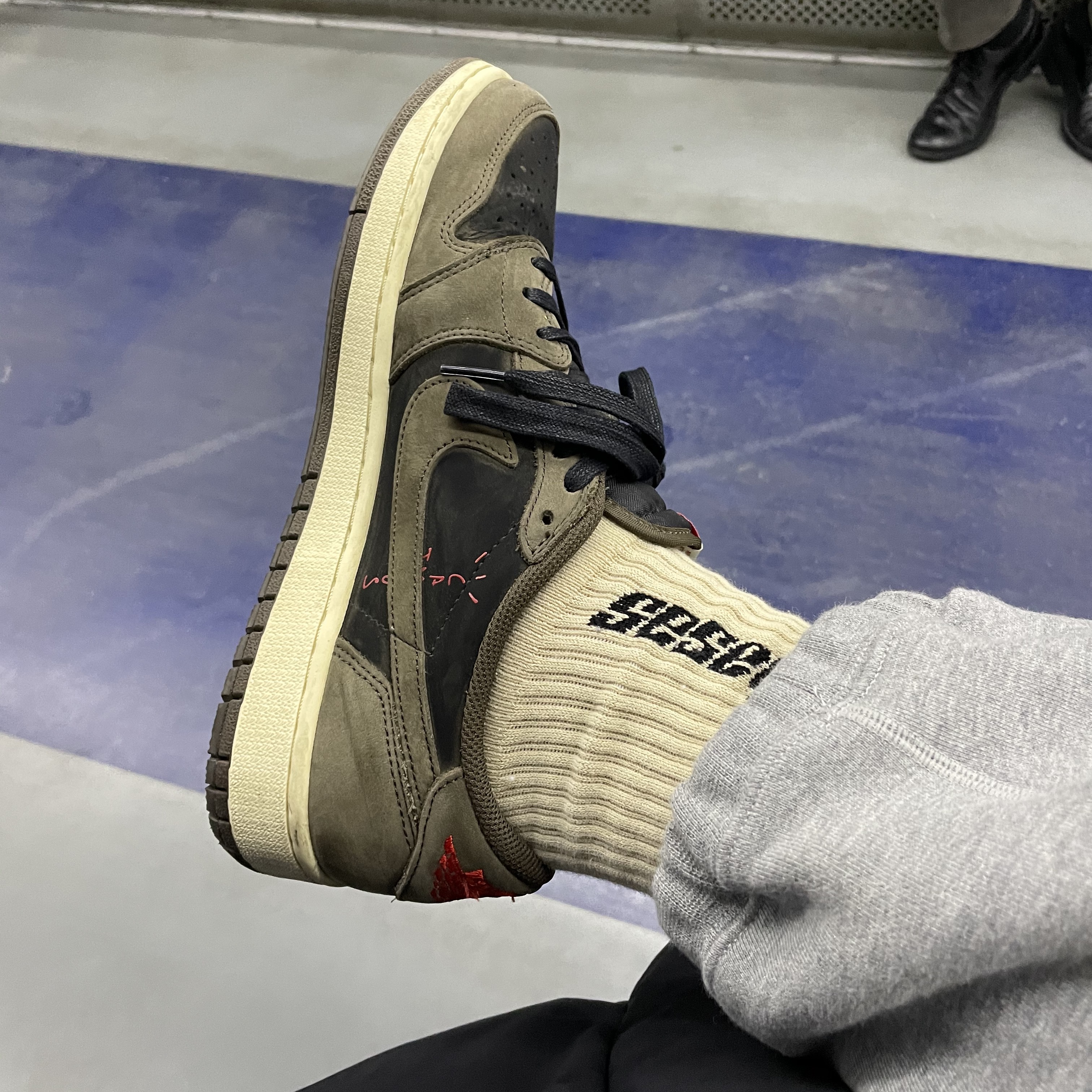 Jordan 1 x Travis Scott Retro Low OG SP Mocha 착용 스타일 - 2