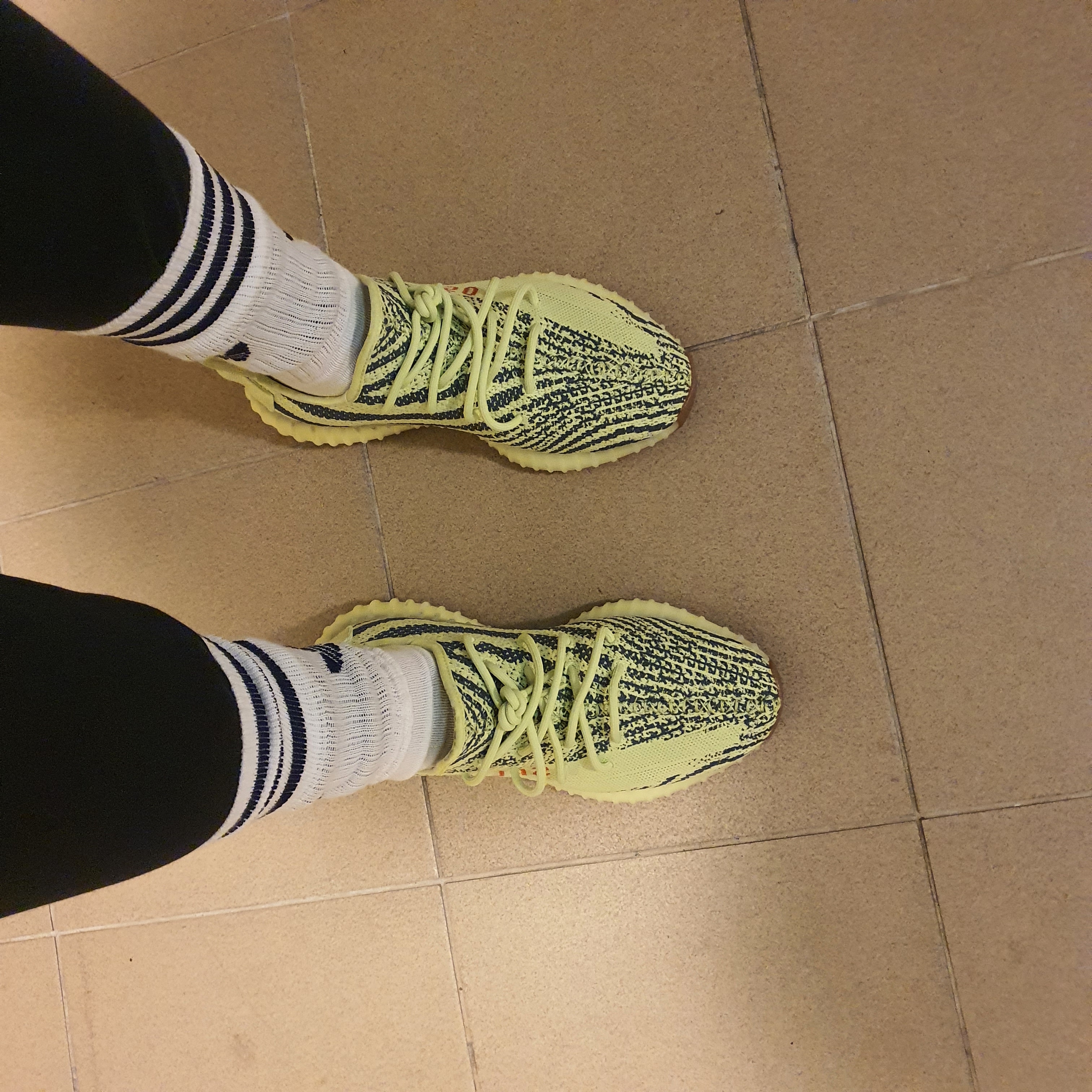 Adidas Yeezy Boost 350 V2 Semi Frozen Yellow 착용 스타일 - 1