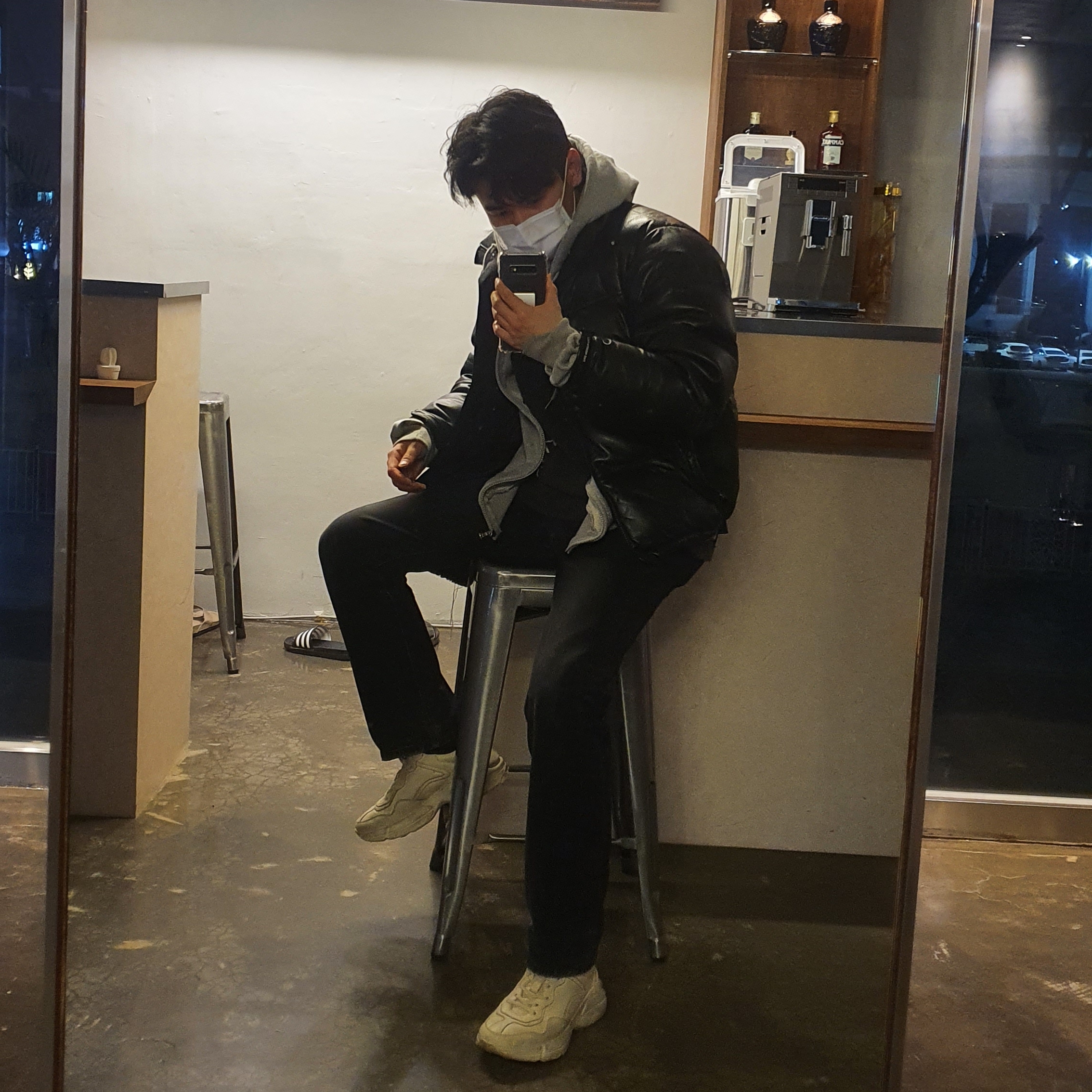 Gucci Rhyton Leather Sneakers Distressed Ivory 착용 스타일