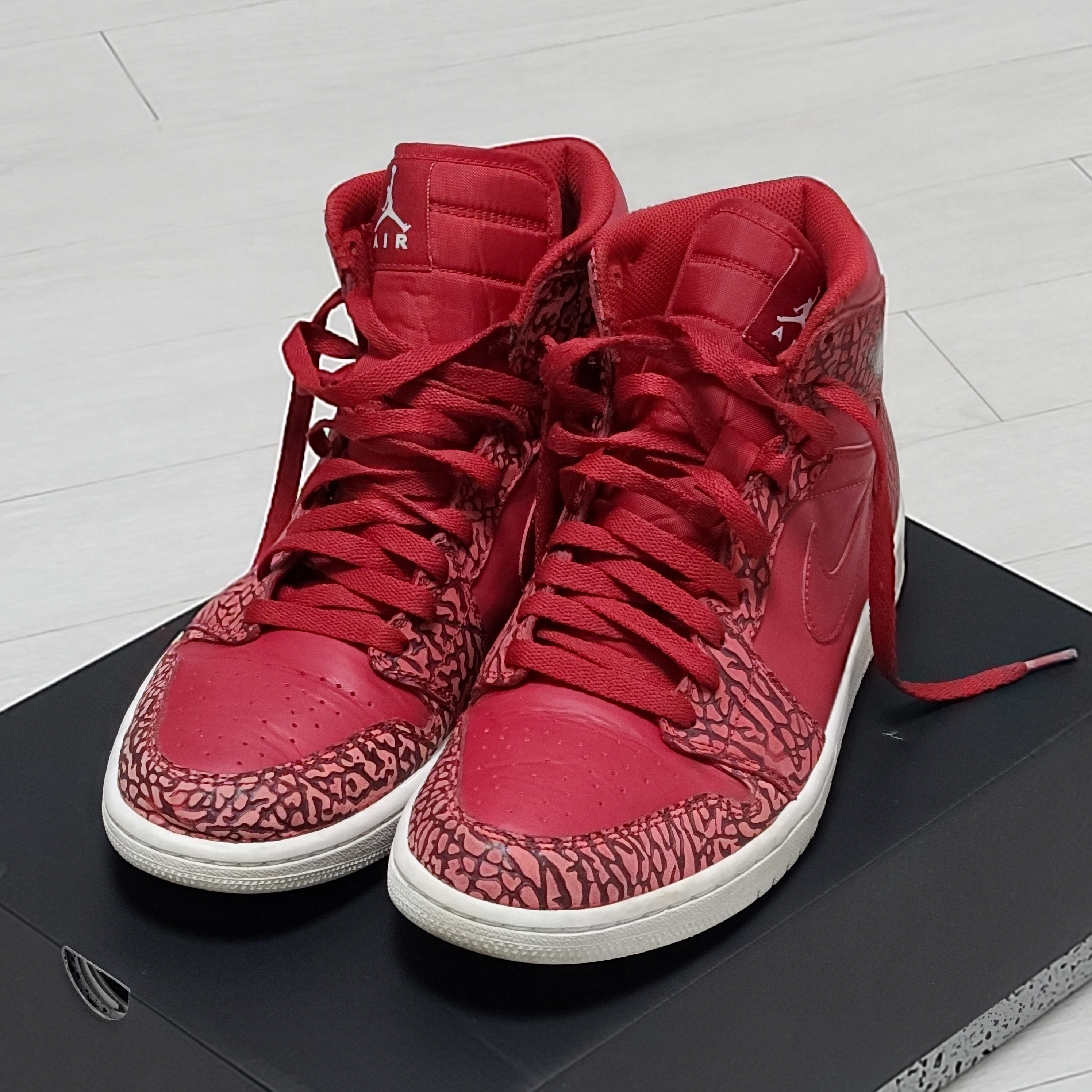 Jordan 1 Retro Red Elephant Print 착용 스타일
