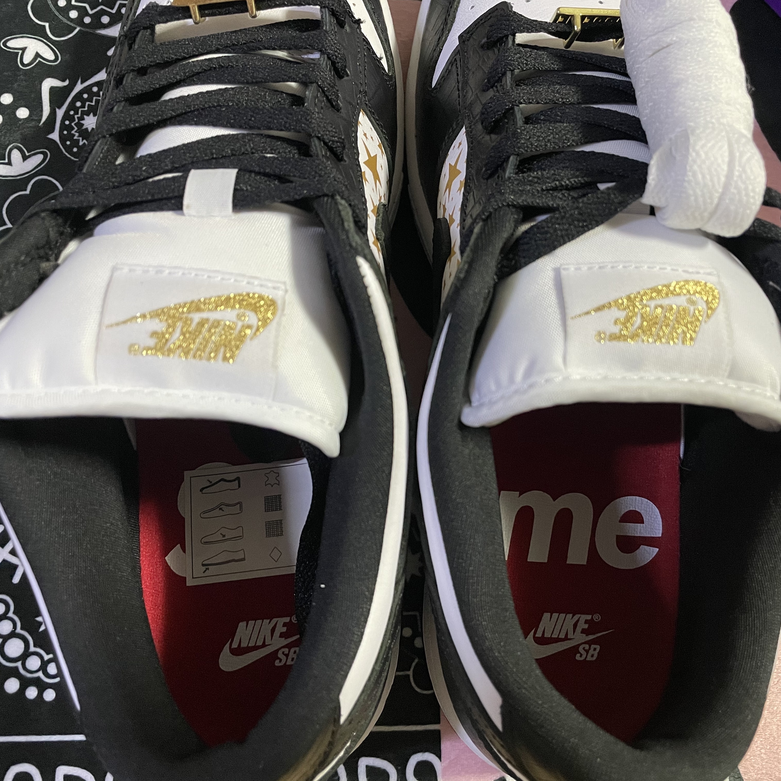 Nike x Supreme SB Dunk Low Black 착용 스타일 - 5