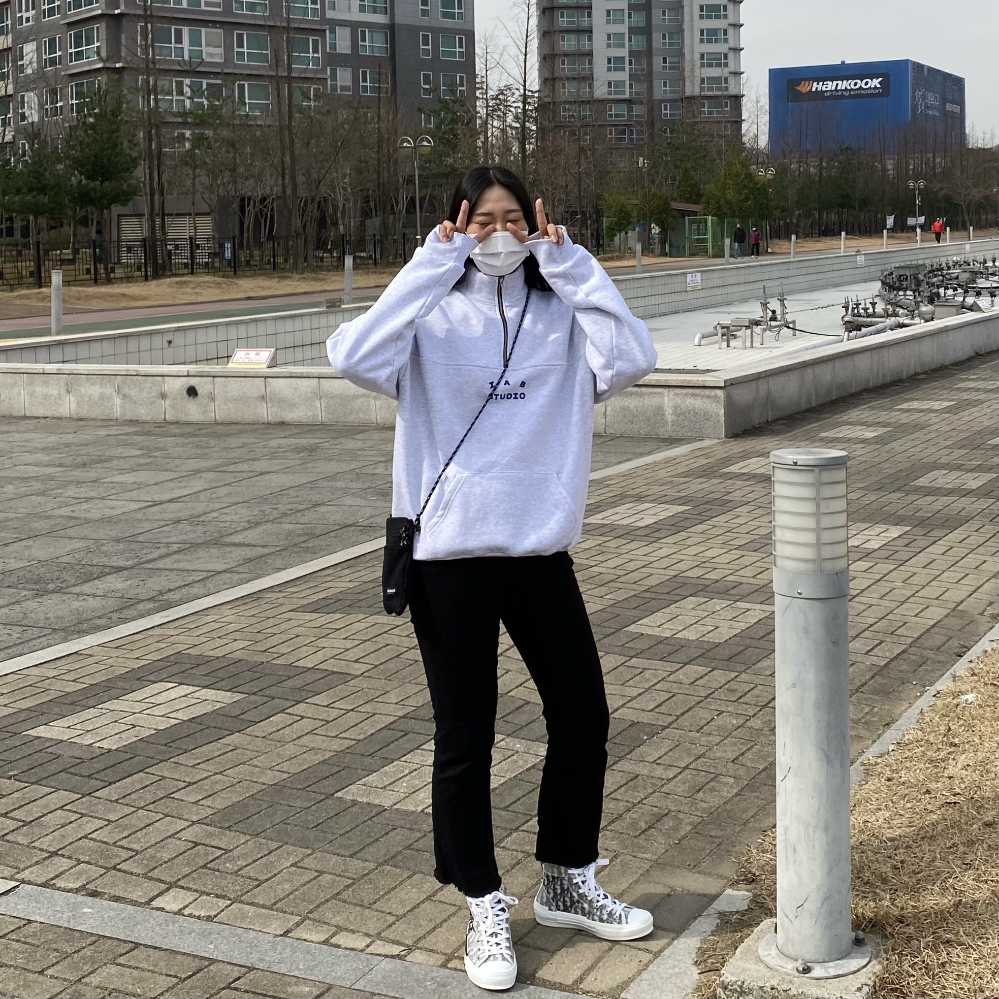 Dior B23 High Dior Oblique White & Black, IAB Studio Half Zip Pullover Light Gray 착용 스타일