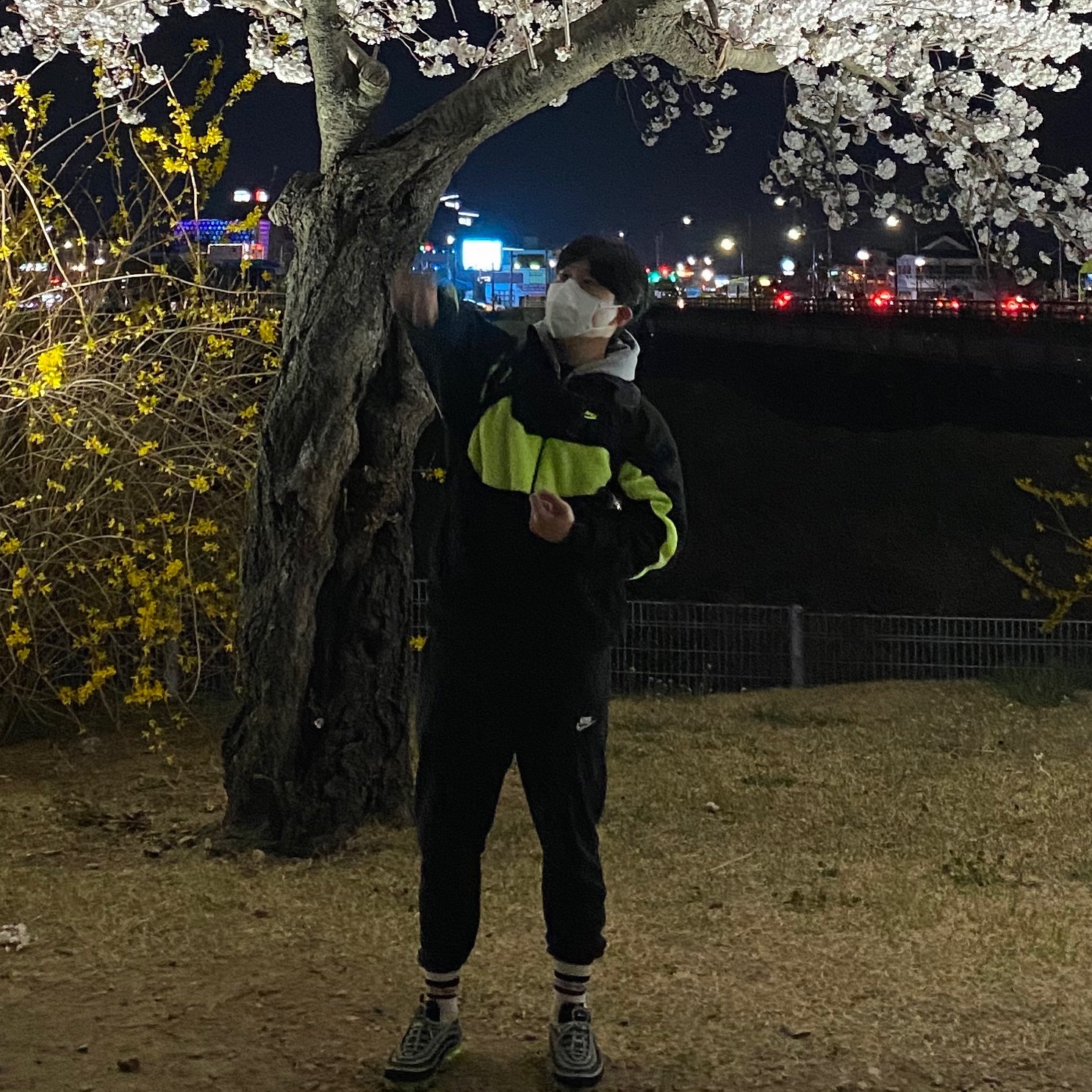 Nike Air VaporMax 97 Black Volt, Nike Big Swoosh Full Zip Jacket Black Volt 착용 스타일
